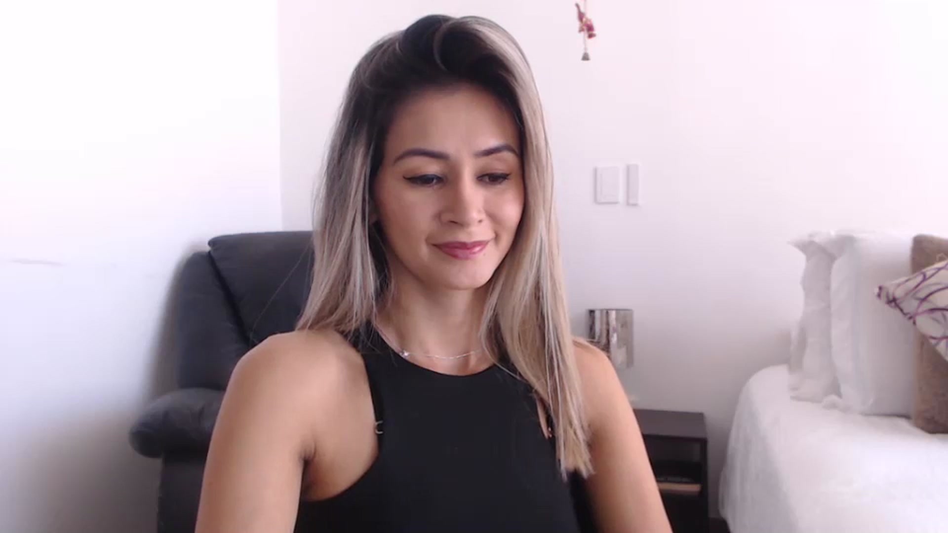 Gallery image thumbnail from Oliviaxnakedd's myfreecams stream on, 05/13/2024, 15:13 image 8 of 20