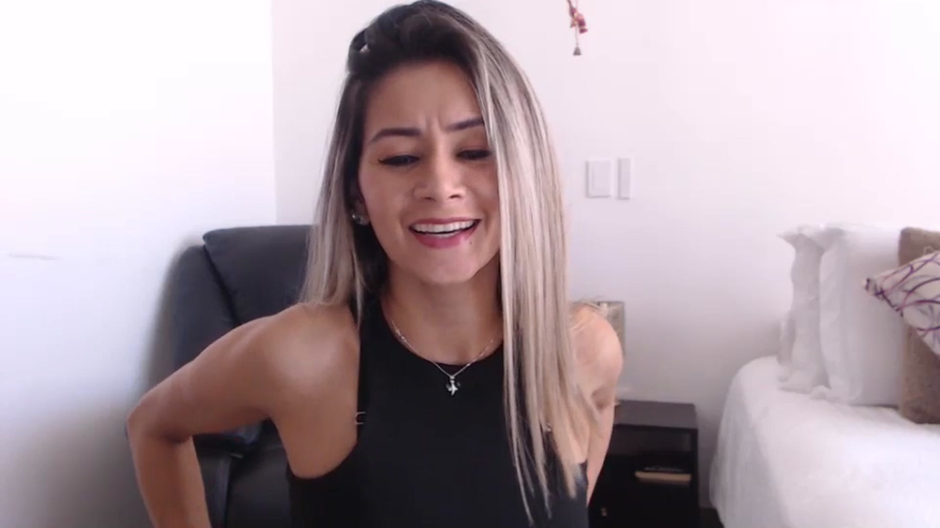 Gallery image thumbnail from Oliviaxnakedd's myfreecams stream on, 05/13/2024, 15:13 image 18 of 20