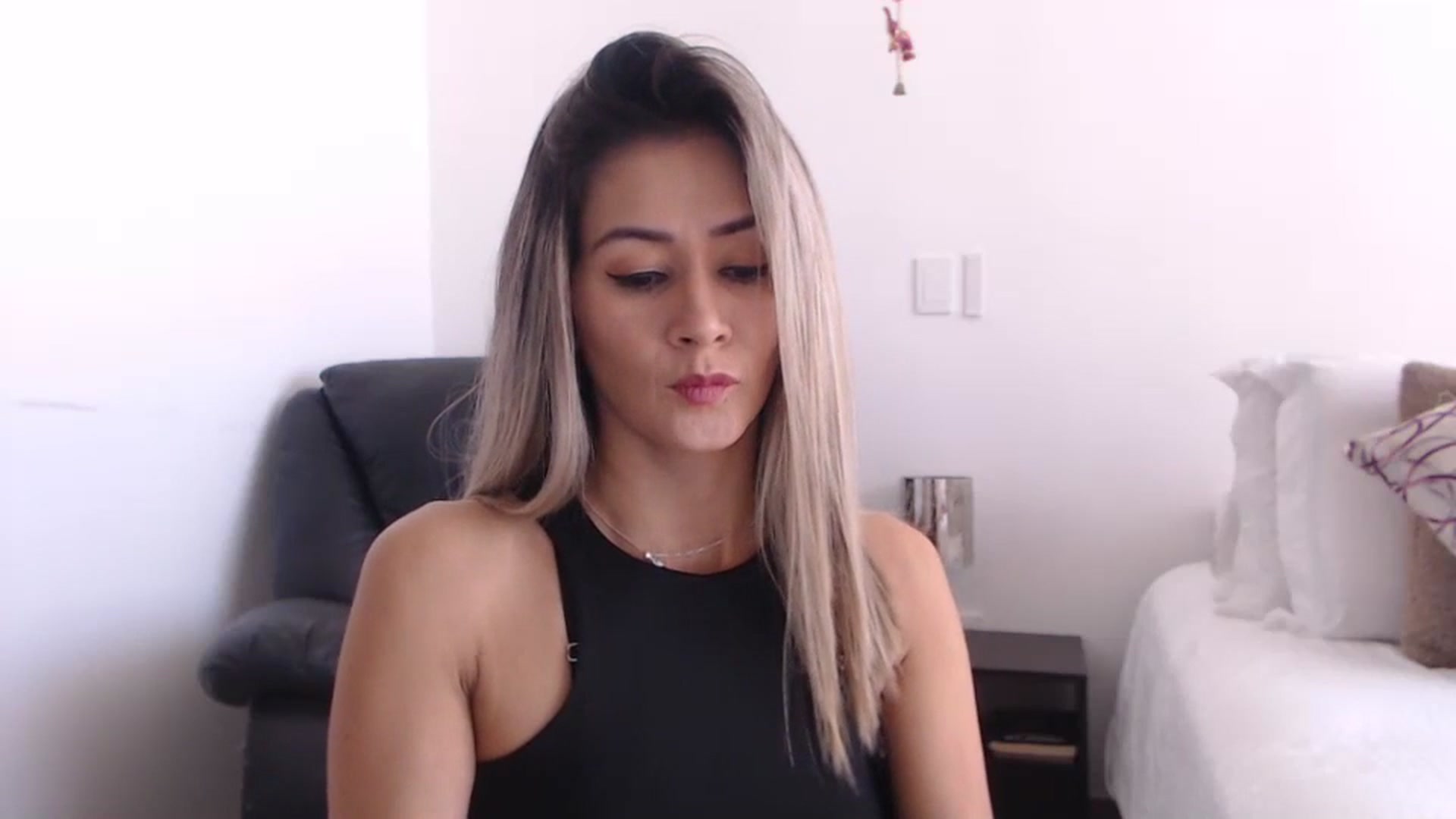 Gallery image thumbnail from Oliviaxnakedd's myfreecams stream on, 05/13/2024, 15:13 image 10 of 20