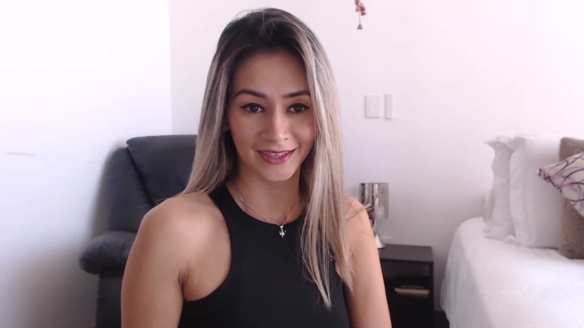 Gallery image thumbnail from Oliviaxnakedd's myfreecams stream on, 05/13/2024, 15:13 image 15 of 20