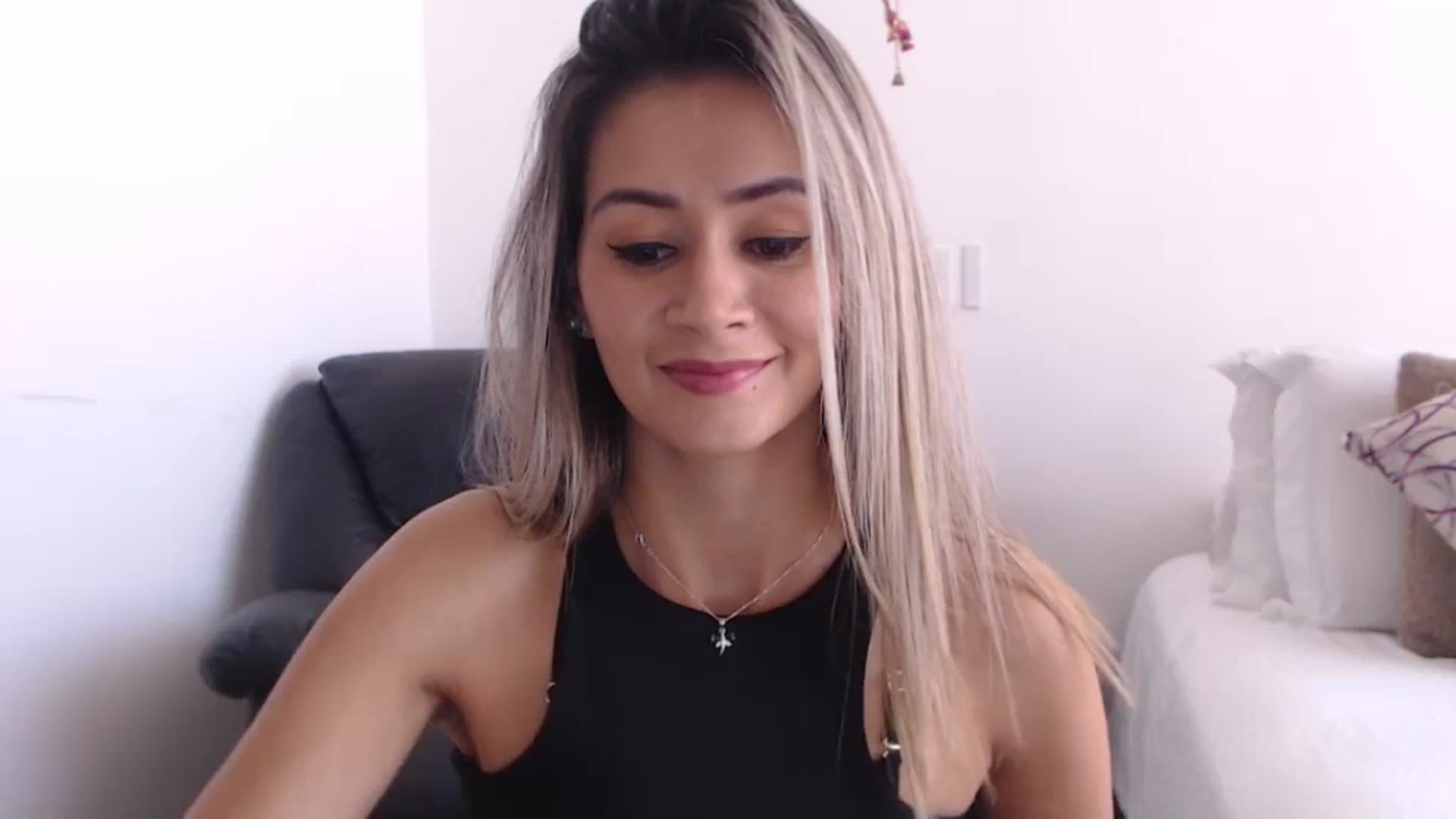 Gallery image thumbnail from Oliviaxnakedd's myfreecams stream on, 05/13/2024, 15:13 image 19 of 20