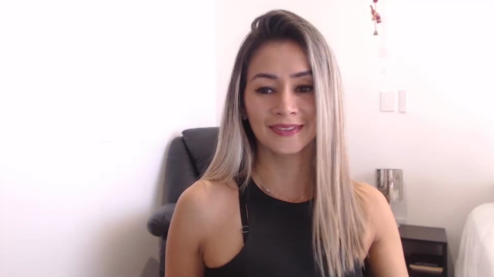 Gallery image thumbnail from Oliviaxnakedd's myfreecams stream on, 05/13/2024, 16:17 image 12 of 20