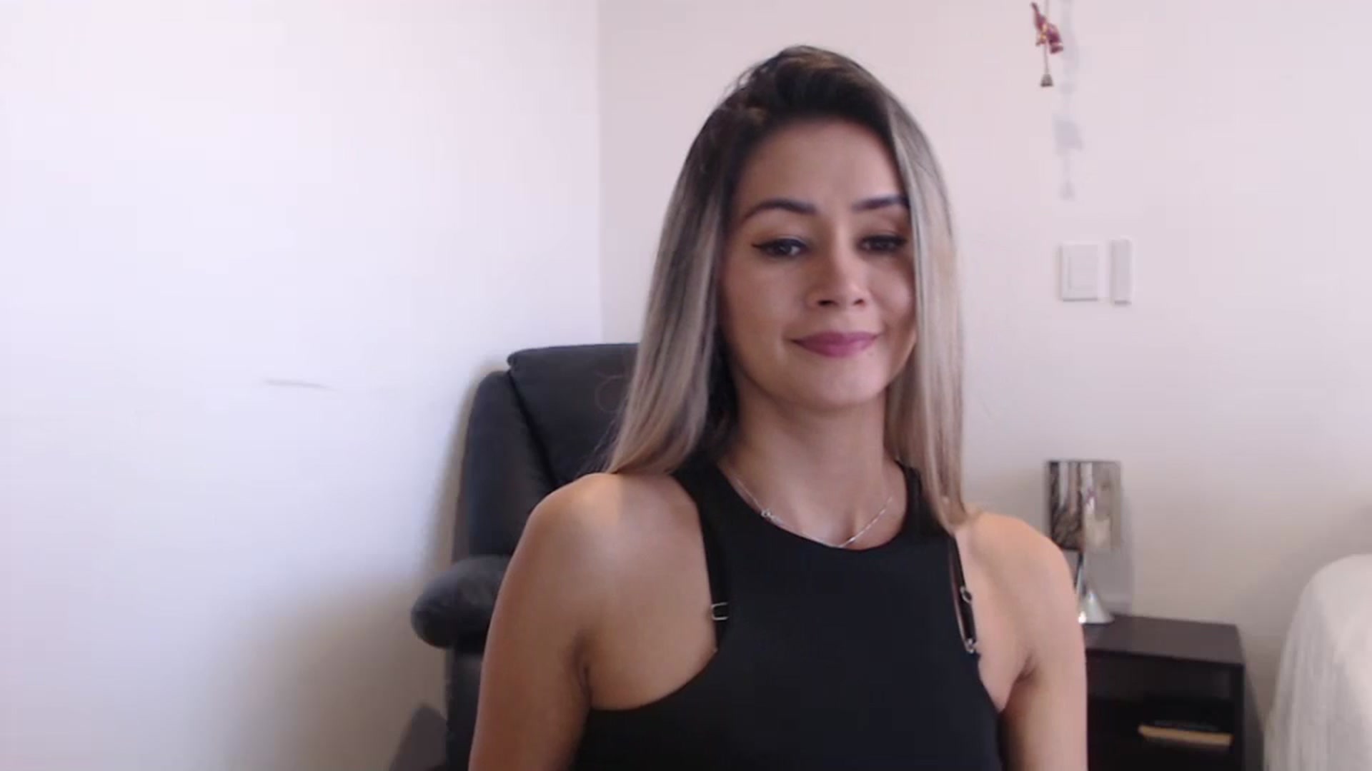 Gallery image thumbnail from Oliviaxnakedd's myfreecams stream on, 05/13/2024, 16:17 image 18 of 20