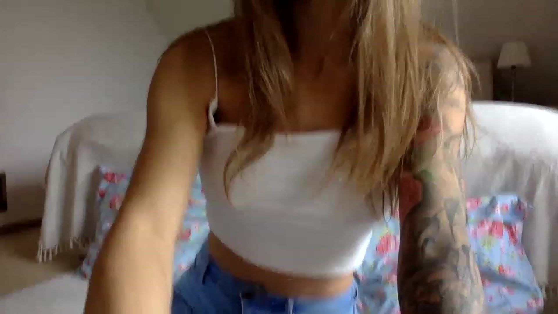 Gallery image thumbnail from OliviePaige's myfreecams stream on, 11/25/2022, 10:31 image 1 of 20