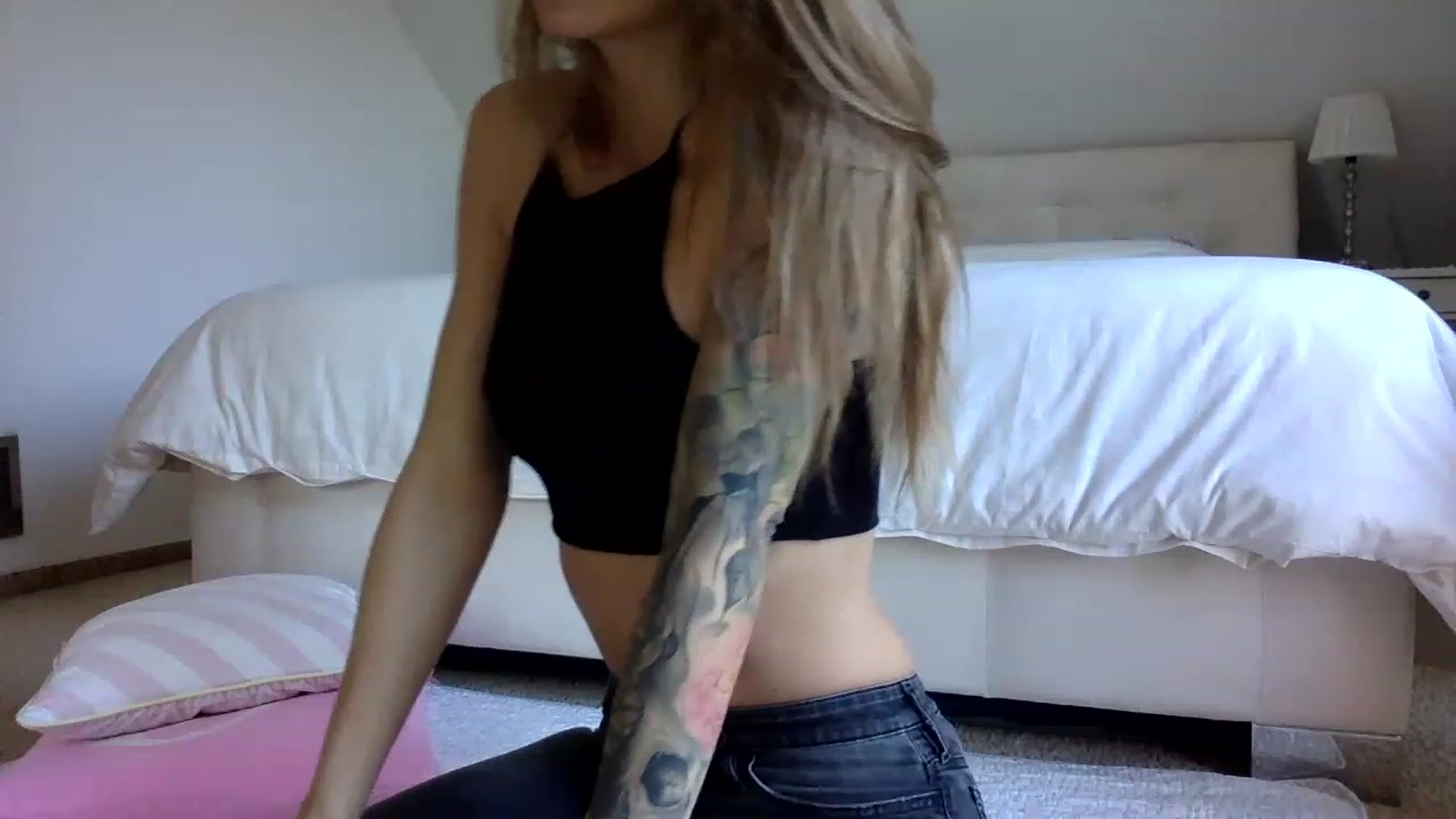 Gallery image thumbnail from OliviePaige's myfreecams stream on, 02/15/2023, 10:08 image 10 of 20