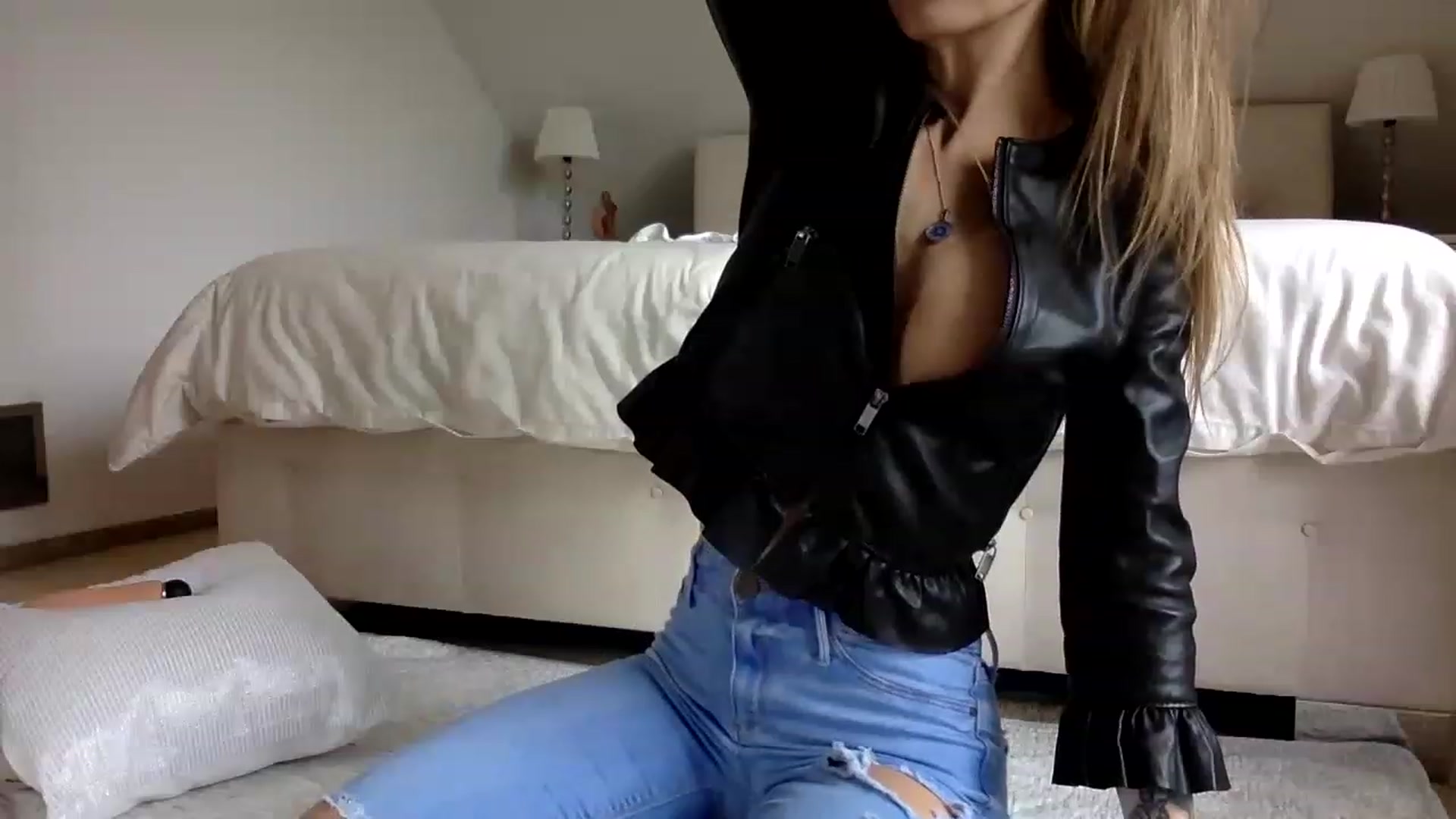 Gallery image thumbnail from OliviePaige's myfreecams stream on, 03/13/2023, 11:22 image 10 of 20