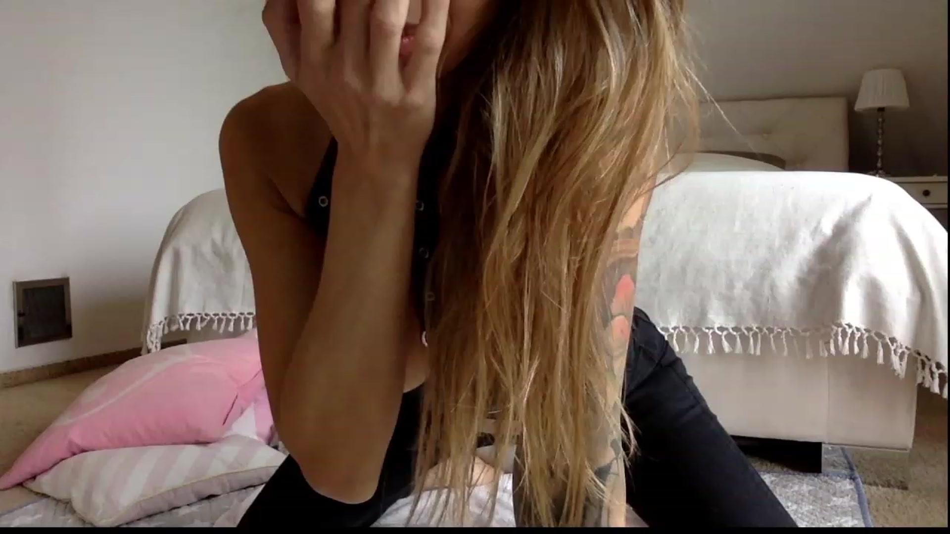 Gallery image thumbnail from OliviePaige's myfreecams stream on, 12/01/2023, 10:13 image 1 of 20