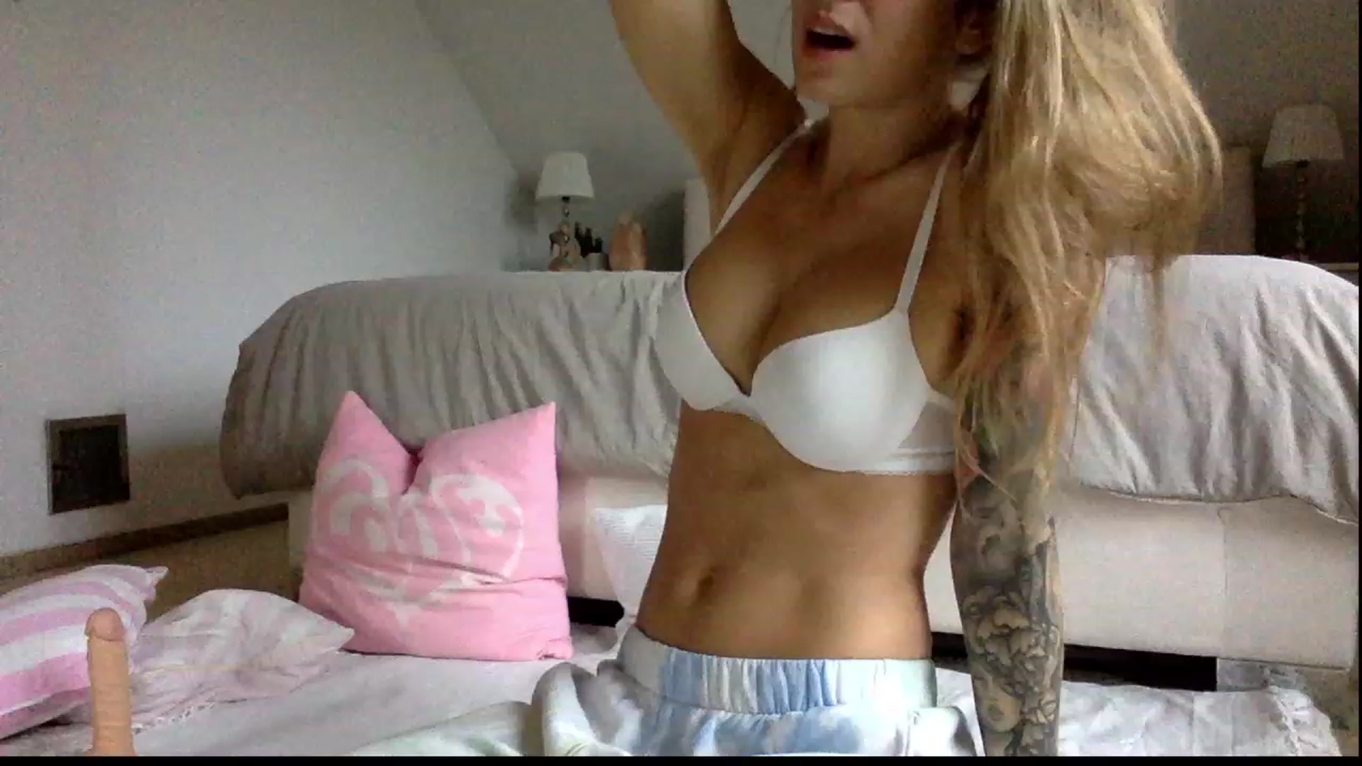 Gallery image thumbnail from OliviePaige's myfreecams stream on, 12/14/2023, 10:39 image 17 of 20
