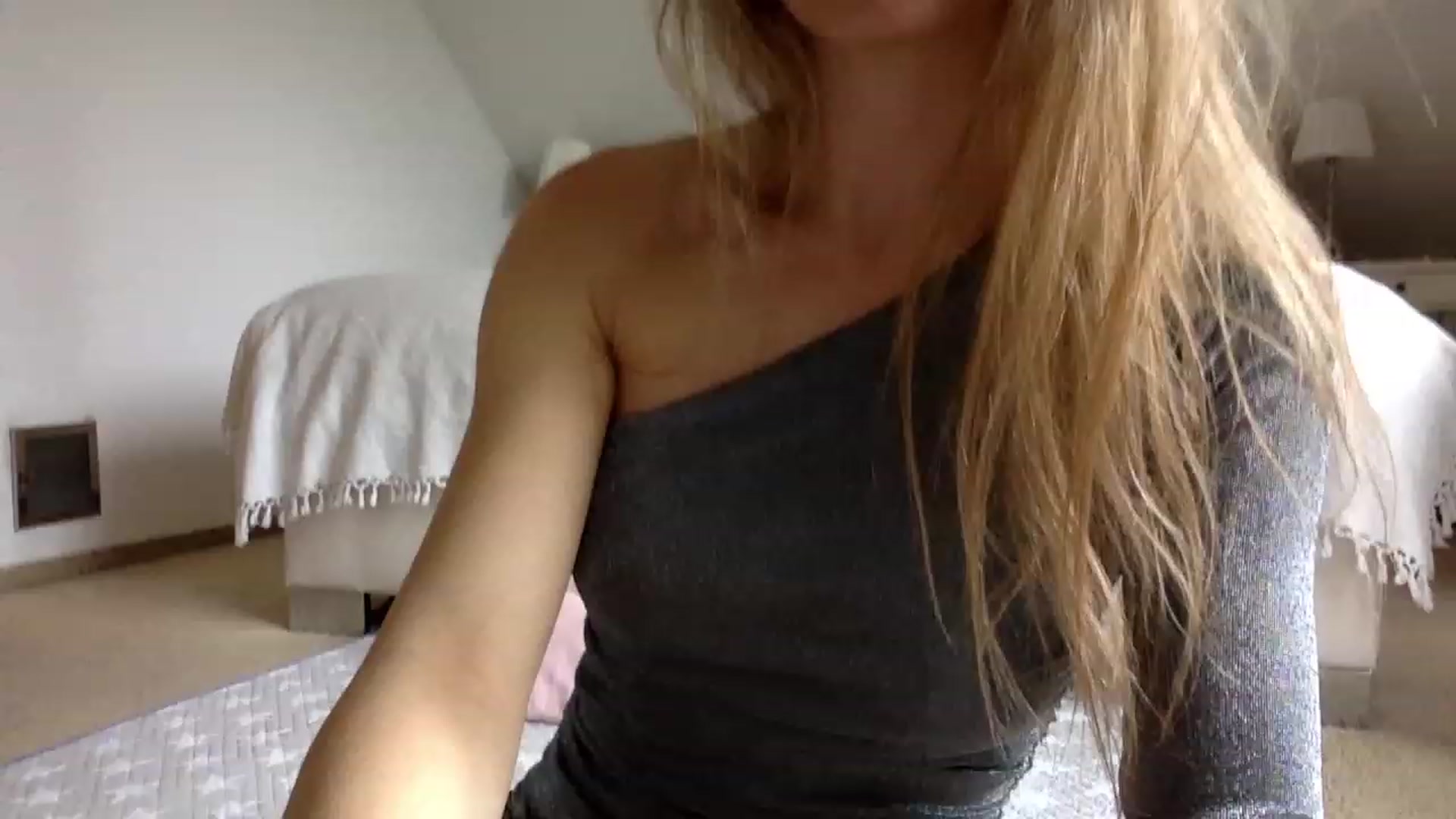 Gallery image thumbnail from OliviePaige's myfreecams stream on, 03/05/2024, 10:40 image 3 of 20