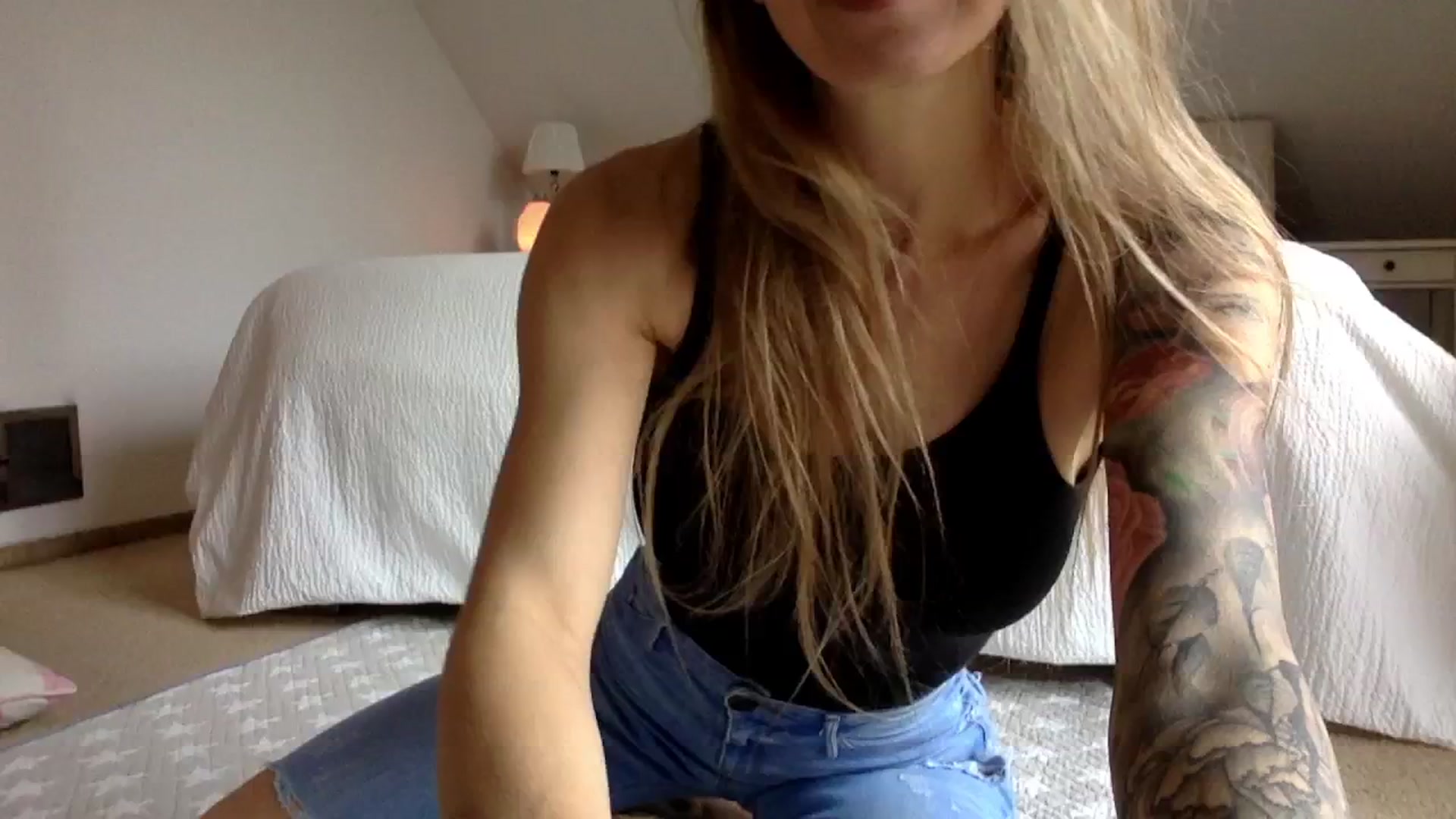 Gallery image thumbnail from OliviePaige's myfreecams stream on, 04/06/2025, 09:43 image 3 of 20
