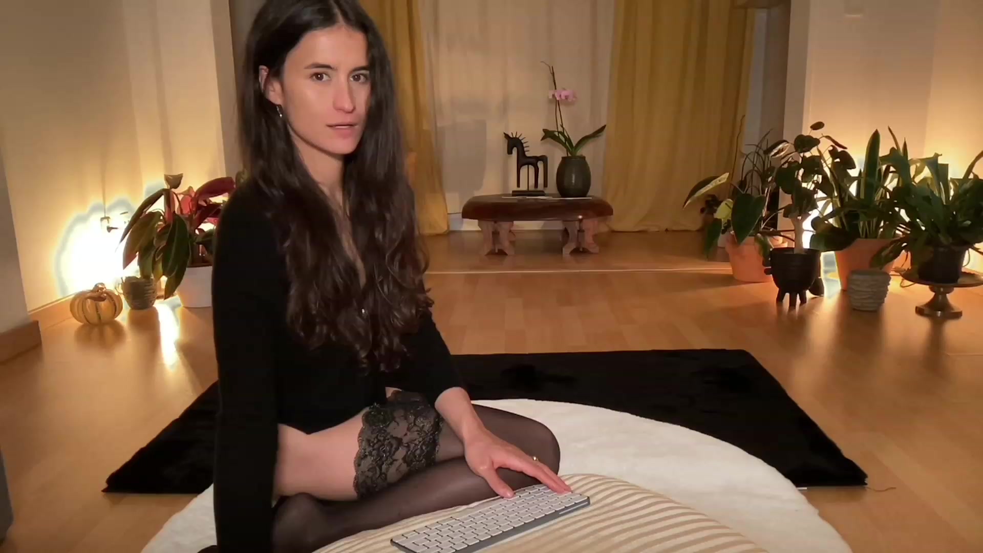 Gallery image thumbnail from Olympia_'s myfreecams stream on, 12/06/2022, 01:06 image 13 of 20