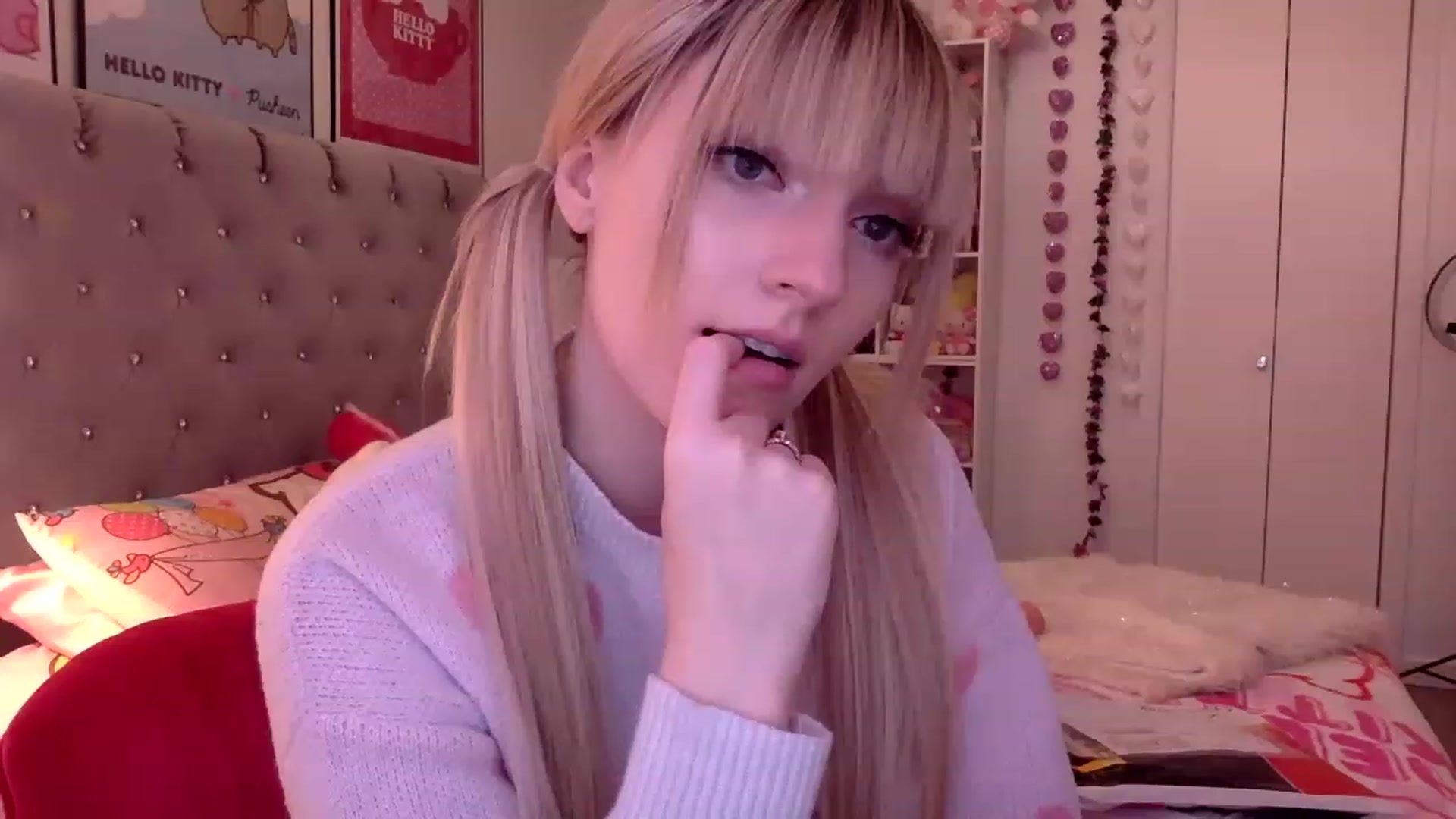 Gallery image thumbnail from Omg_emily's myfreecams stream on, 03/30/2023, 21:01 image 18 of 20