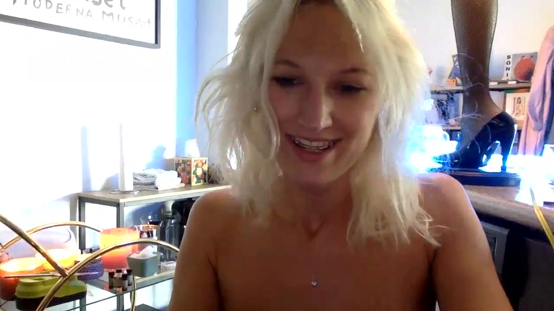 Gallery image thumbnail from Omilk's myfreecams stream on, 09/20/2024, 23:33 image 14 of 20