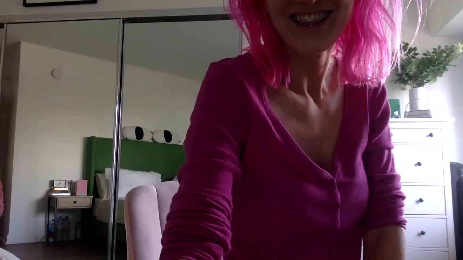 Gallery image thumbnail from Omilk's myfreecams stream on, 02/18/2025, 19:50 image 2 of 20