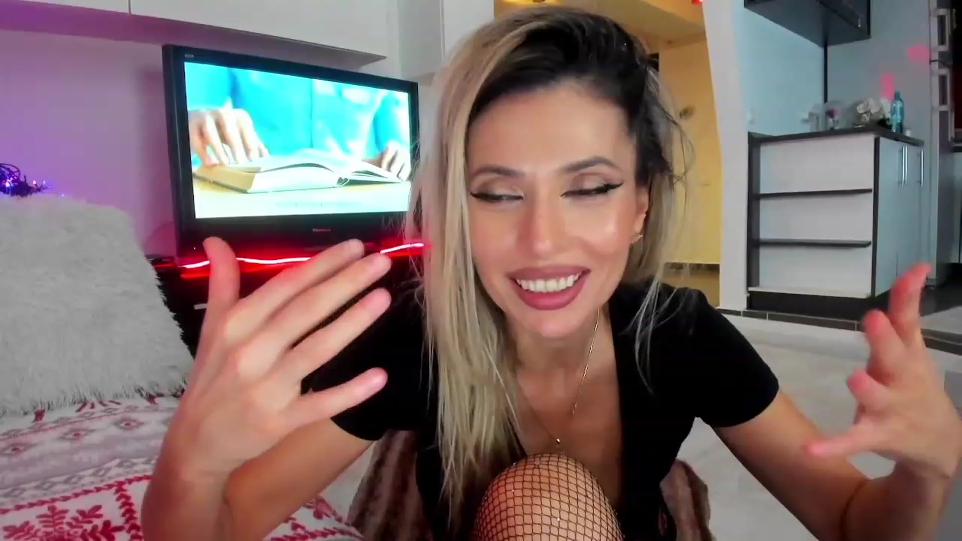 Gallery image thumbnail from OnNaughtyList's myfreecams stream on, 12/22/2023, 05:59 image 4 of 20