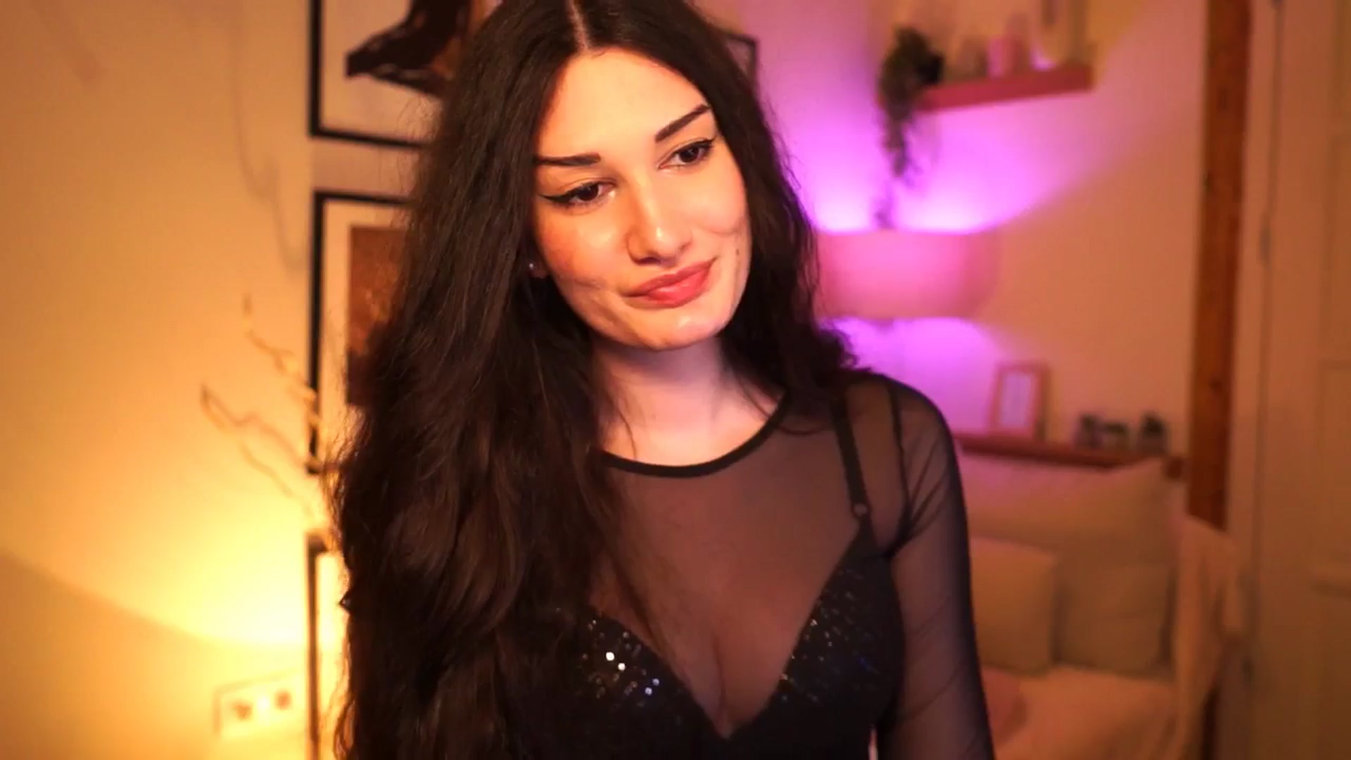 Gallery image thumbnail from OneCuteeAngel's myfreecams stream on, 04/06/2025, 15:38 image 15 of 20