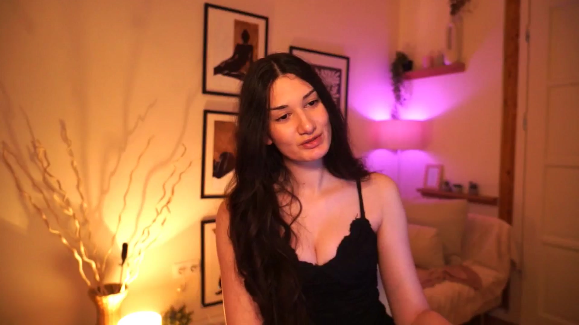 Gallery image thumbnail from OneCuteeAngel's myfreecams stream on, 04/12/2025, 13:18 image 15 of 20