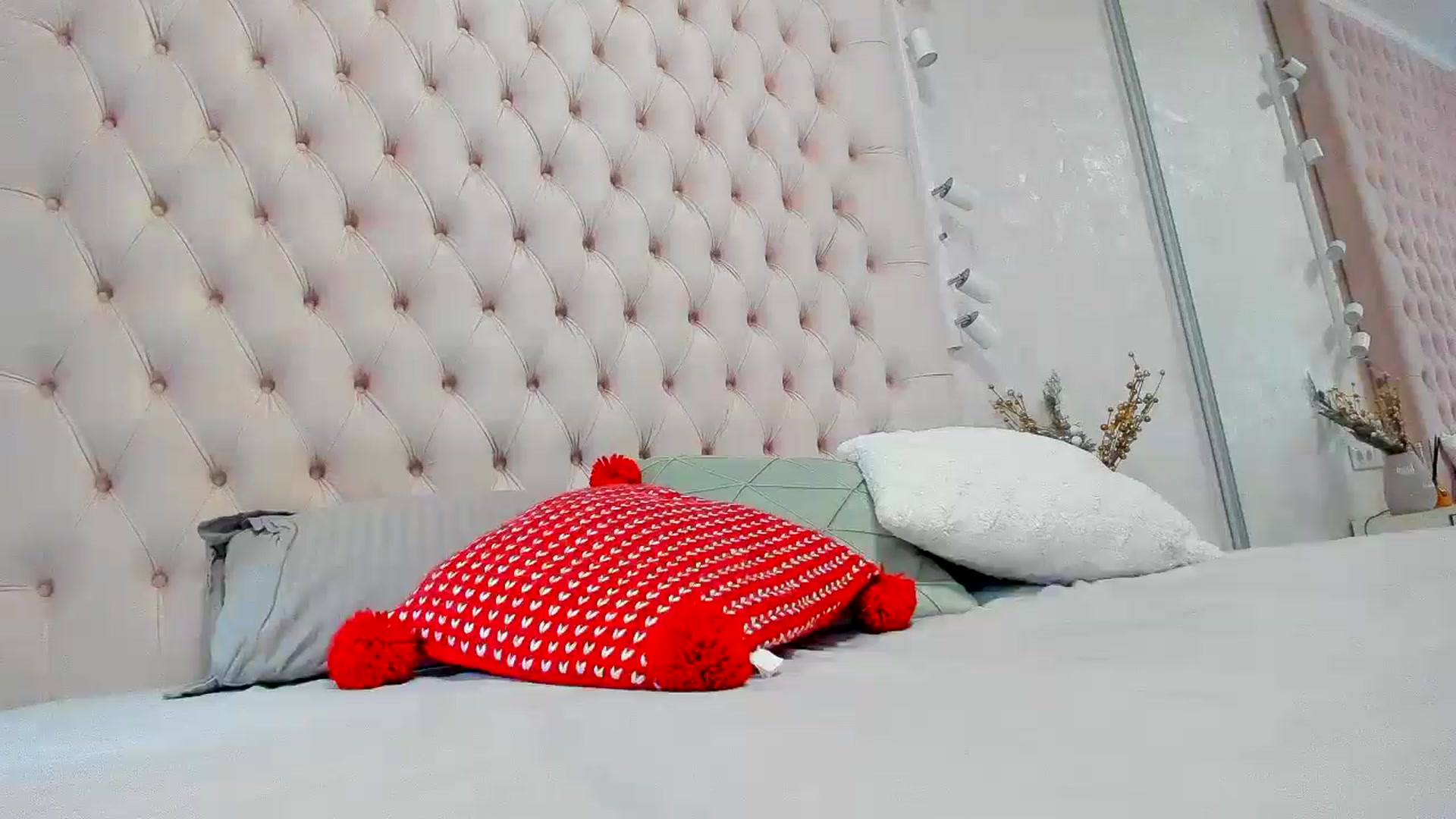 Gallery image thumbnail from OneOfTheGirls's myfreecams stream on, 07/16/2024, 13:08 image 12 of 20