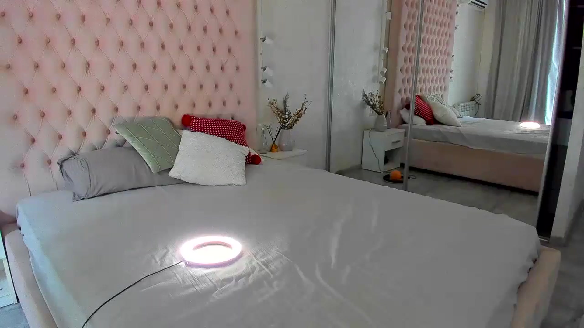 Gallery image thumbnail from OneOfTheGirls's myfreecams stream on, 07/19/2024, 06:50 image 18 of 20