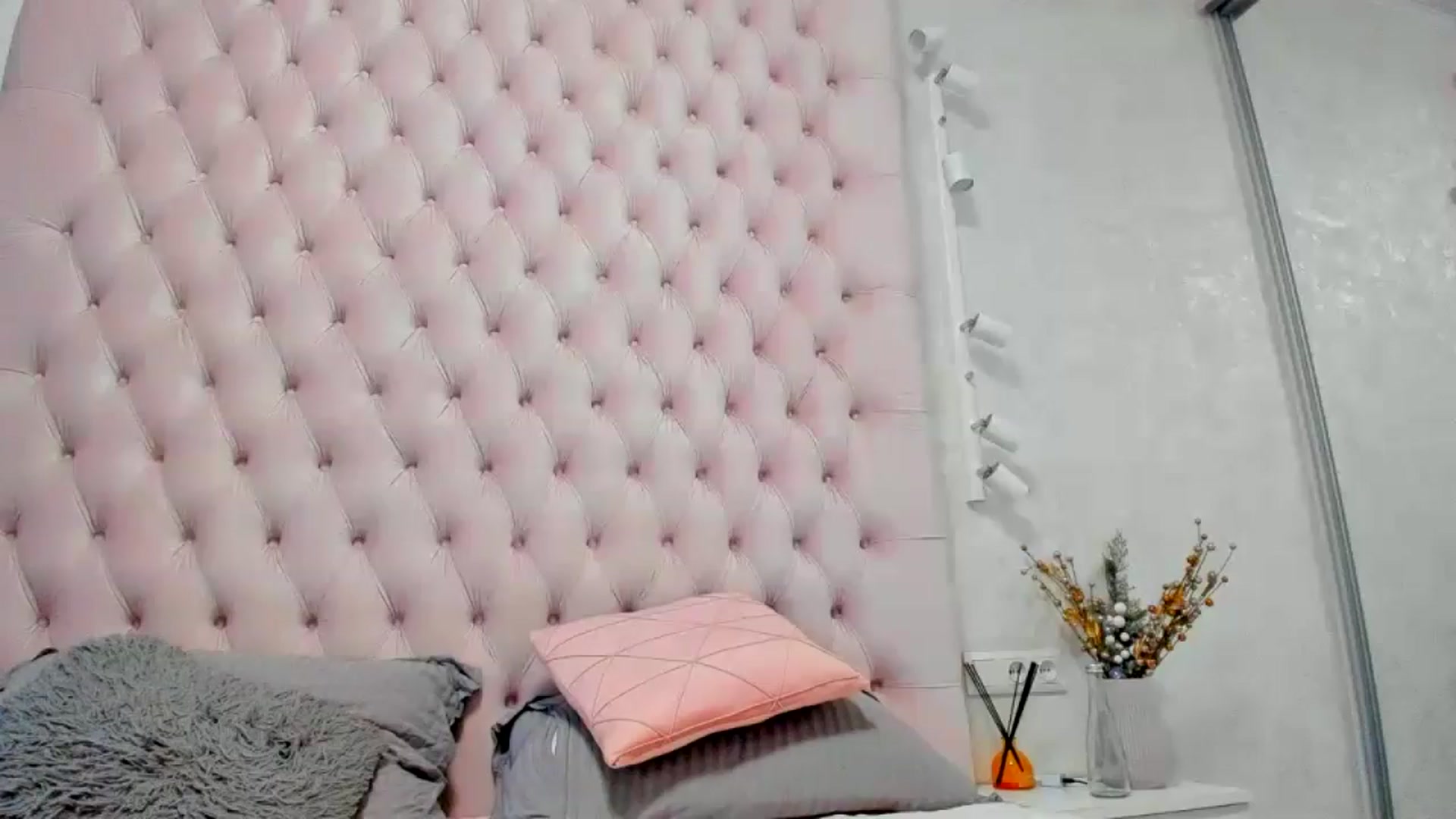 Gallery image thumbnail from OneOfTheGirls's myfreecams stream on, 07/24/2024, 08:09 image 2 of 20