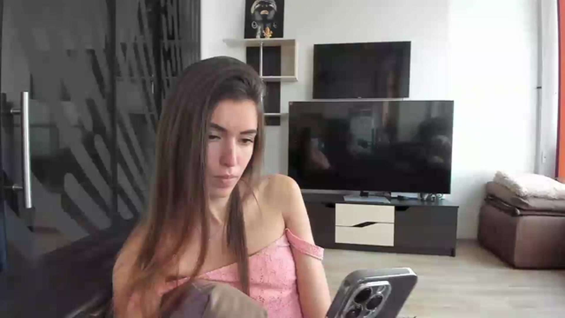 Gallery image thumbnail from Onekiss1's myfreecams stream on, 04/04/2023, 08:25 image 8 of 20