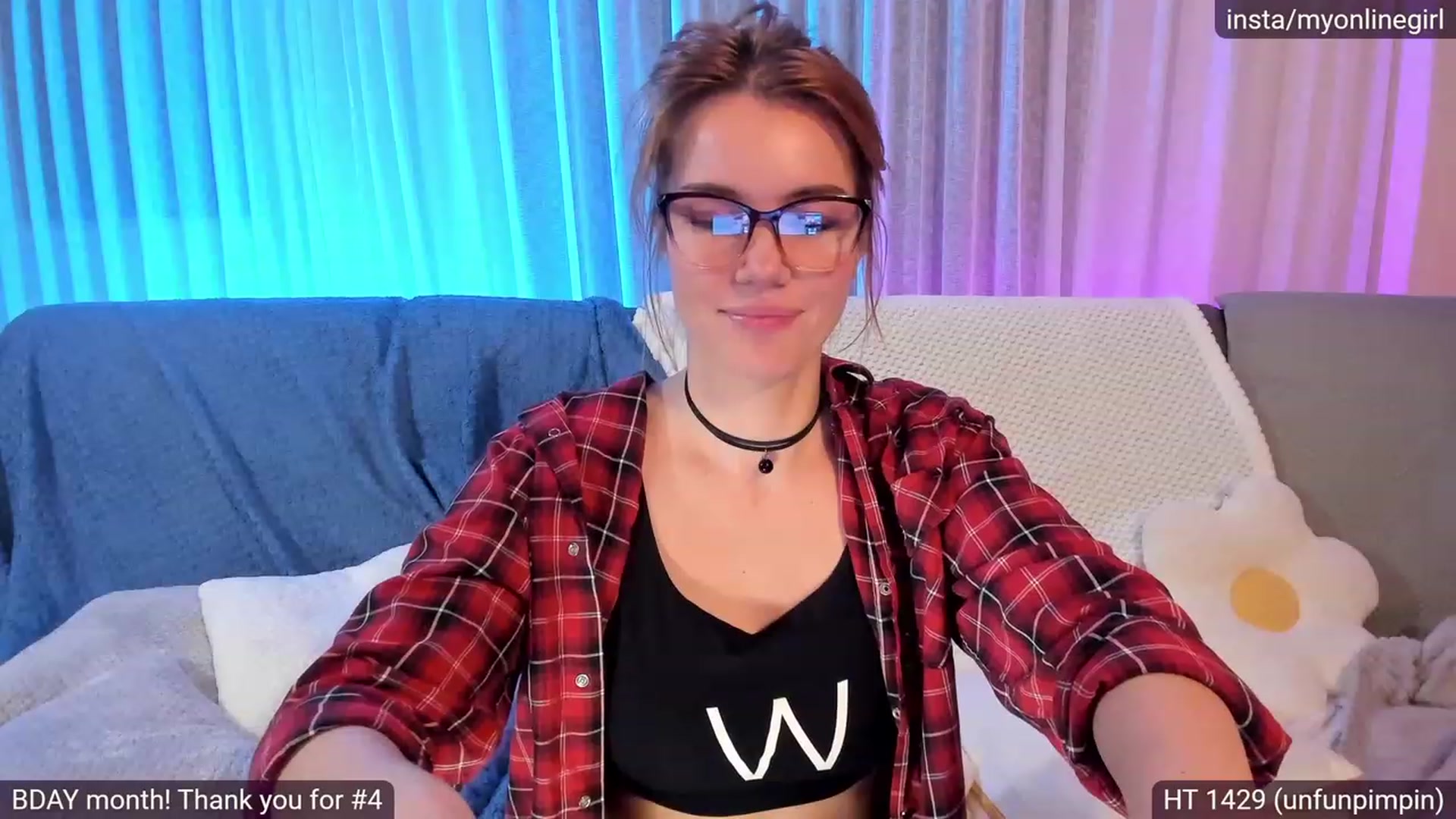 Gallery image thumbnail from OnlineGirl_'s myfreecams stream on, 11/21/2022, 22:10 image 9 of 20