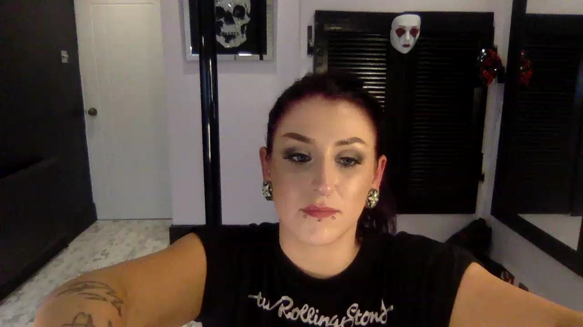 Gallery image thumbnail from Ophelia_jinx's myfreecams stream on, 11/14/2022, 20:07 image 18 of 20