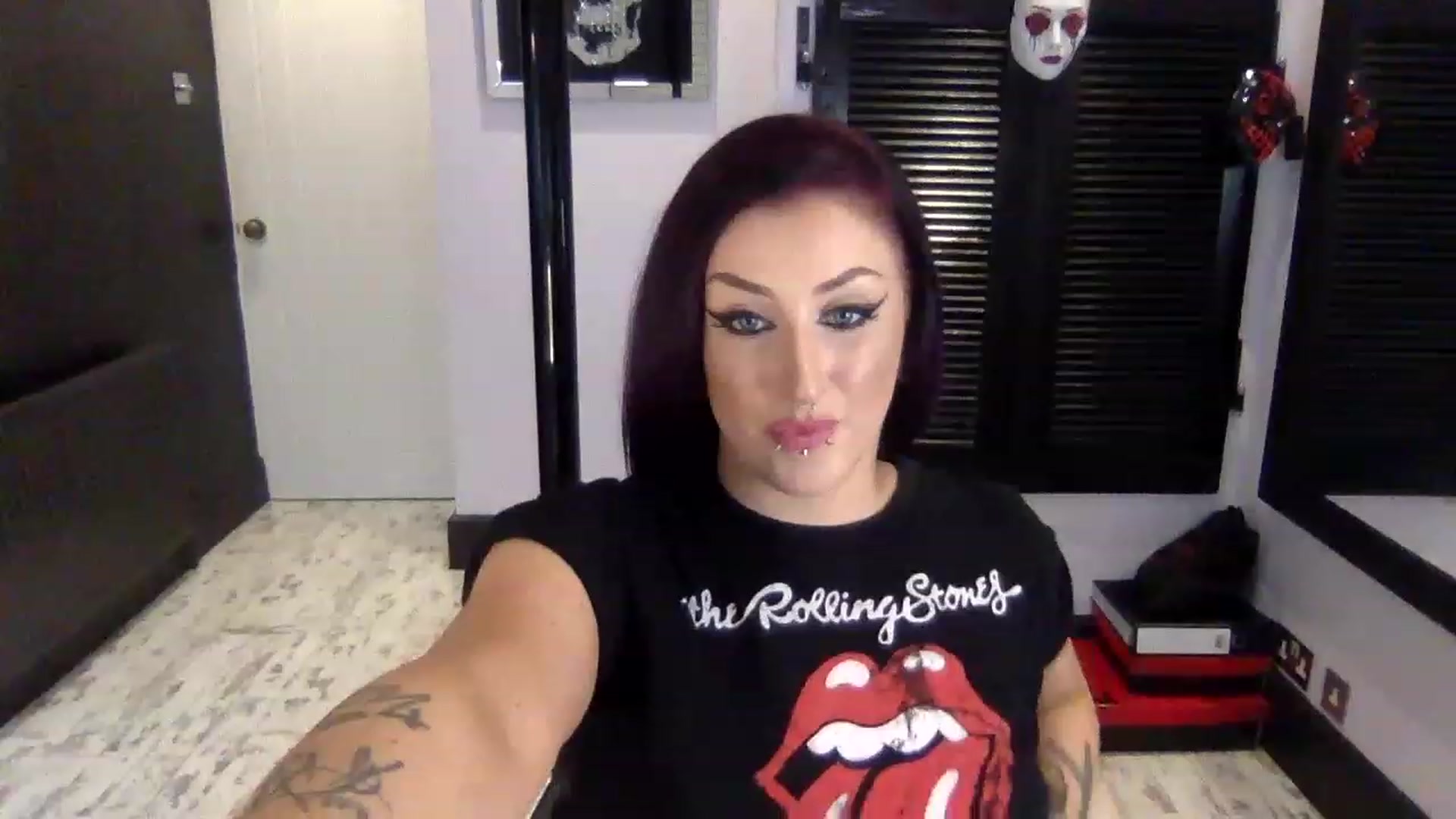 Gallery image thumbnail from Ophelia_jinx's myfreecams stream on, 11/18/2022, 19:49 image 1 of 20