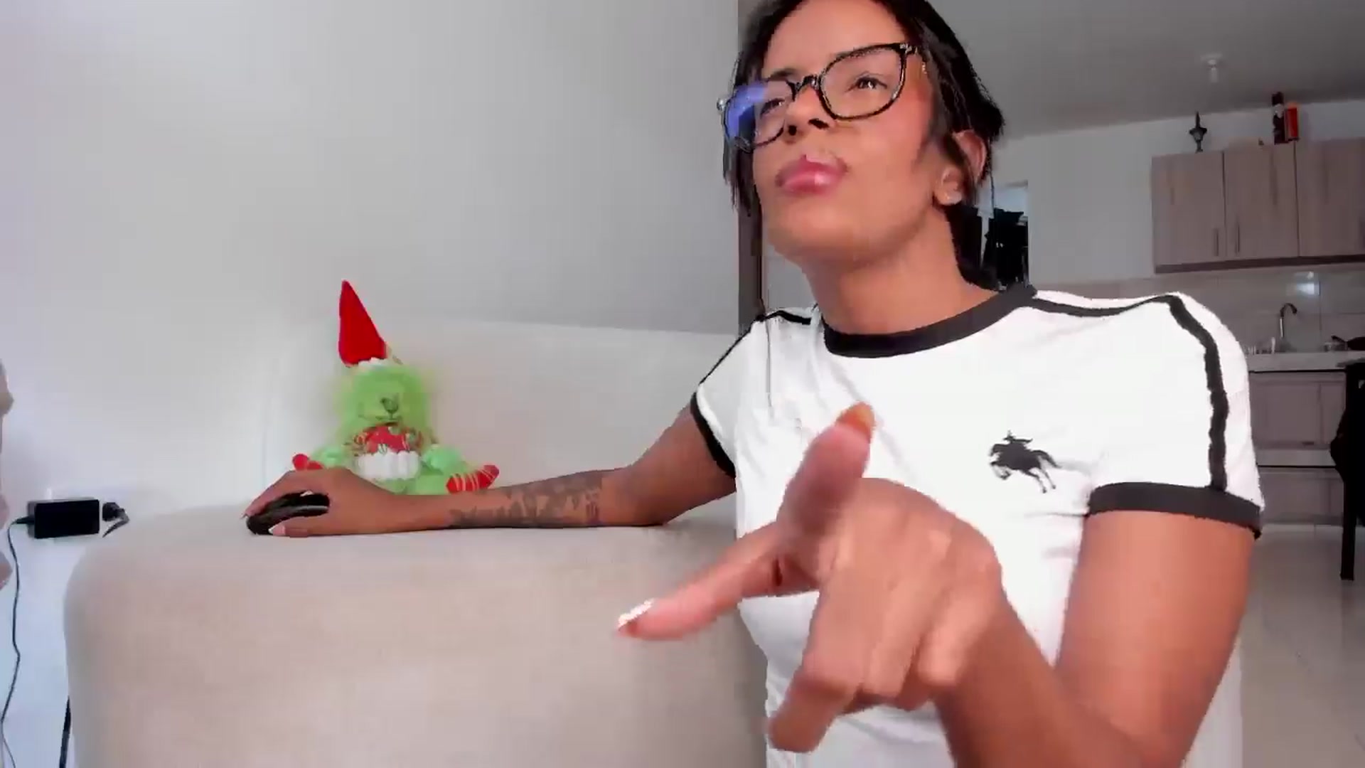 Gallery image thumbnail from Oshumm's myfreecams stream on, 12/23/2025, 16:33 image 14 of 20