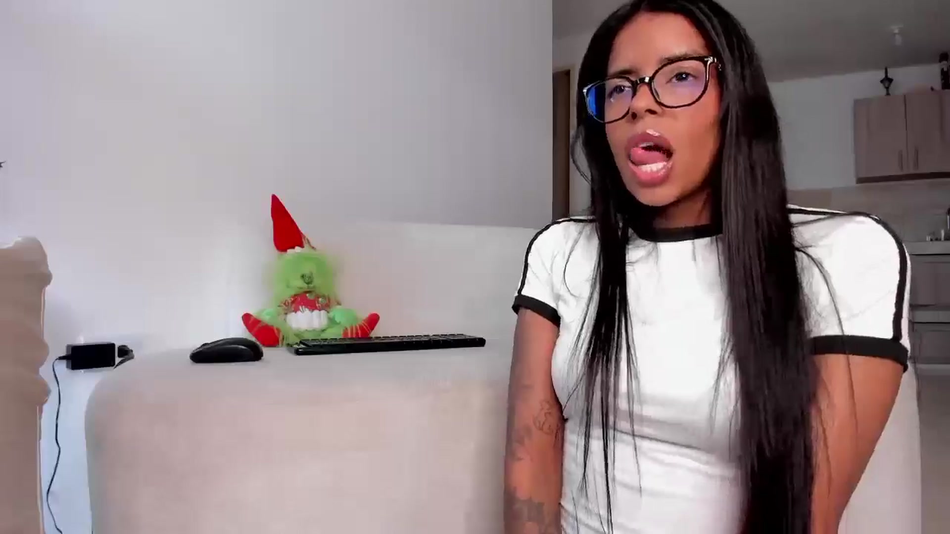 Gallery image thumbnail from Oshumm's myfreecams stream on, 12/23/2025, 16:33 image 7 of 20