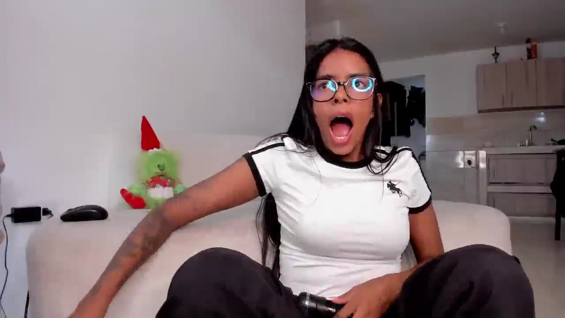 Gallery image thumbnail from Oshumm's myfreecams stream on, 12/23/2025, 16:33 image 18 of 20