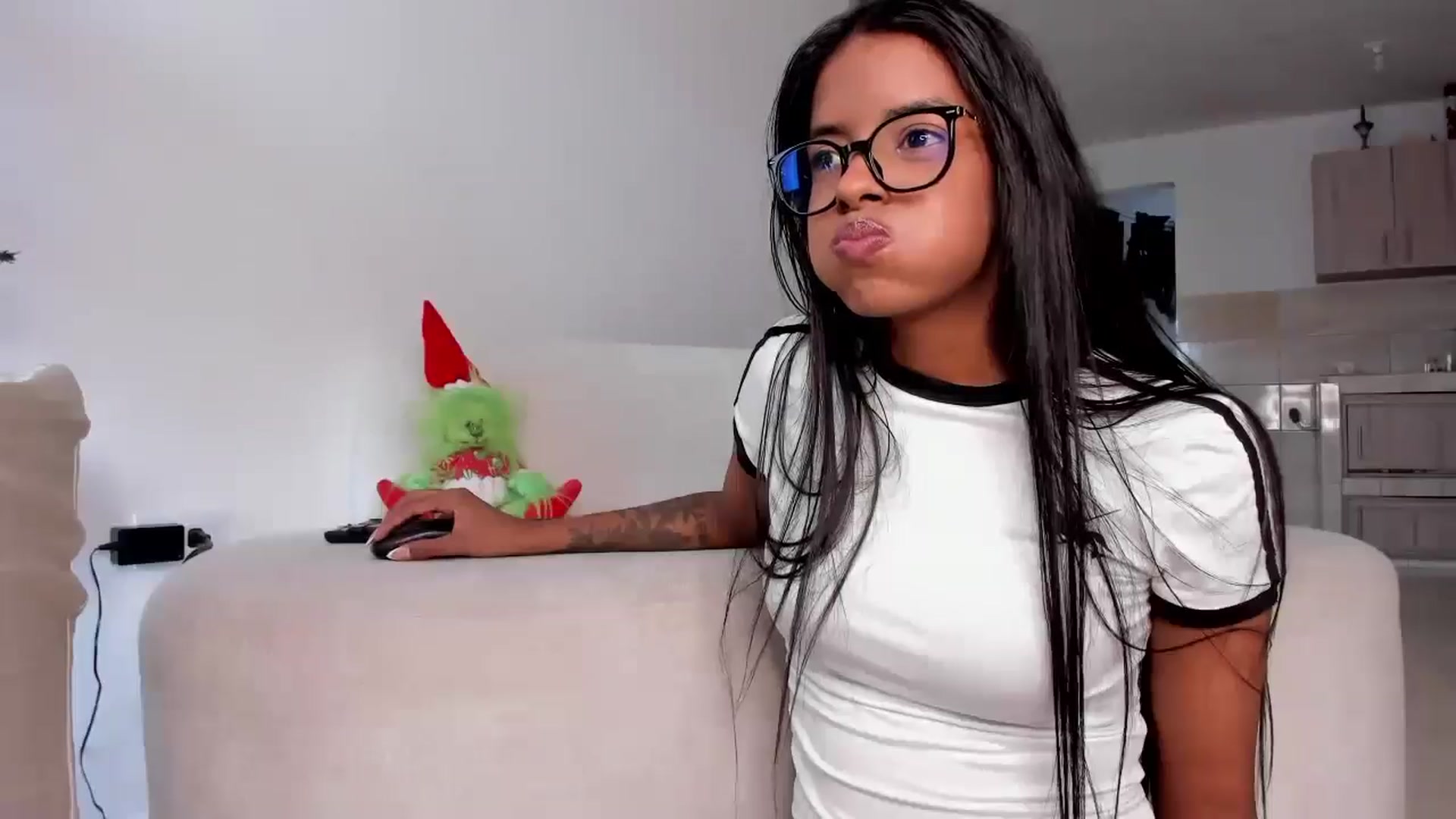 Gallery image thumbnail from Oshumm's myfreecams stream on, 12/23/2025, 16:33 image 6 of 20