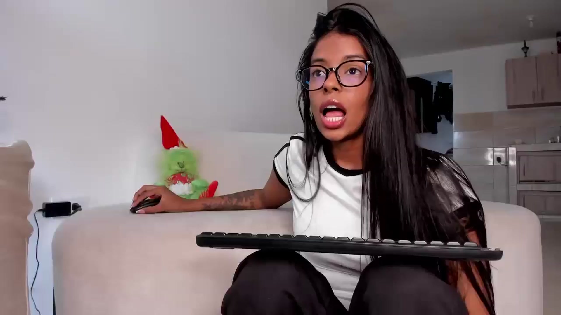 Gallery image thumbnail from Oshumm's myfreecams stream on, 12/23/2025, 16:33 image 5 of 20