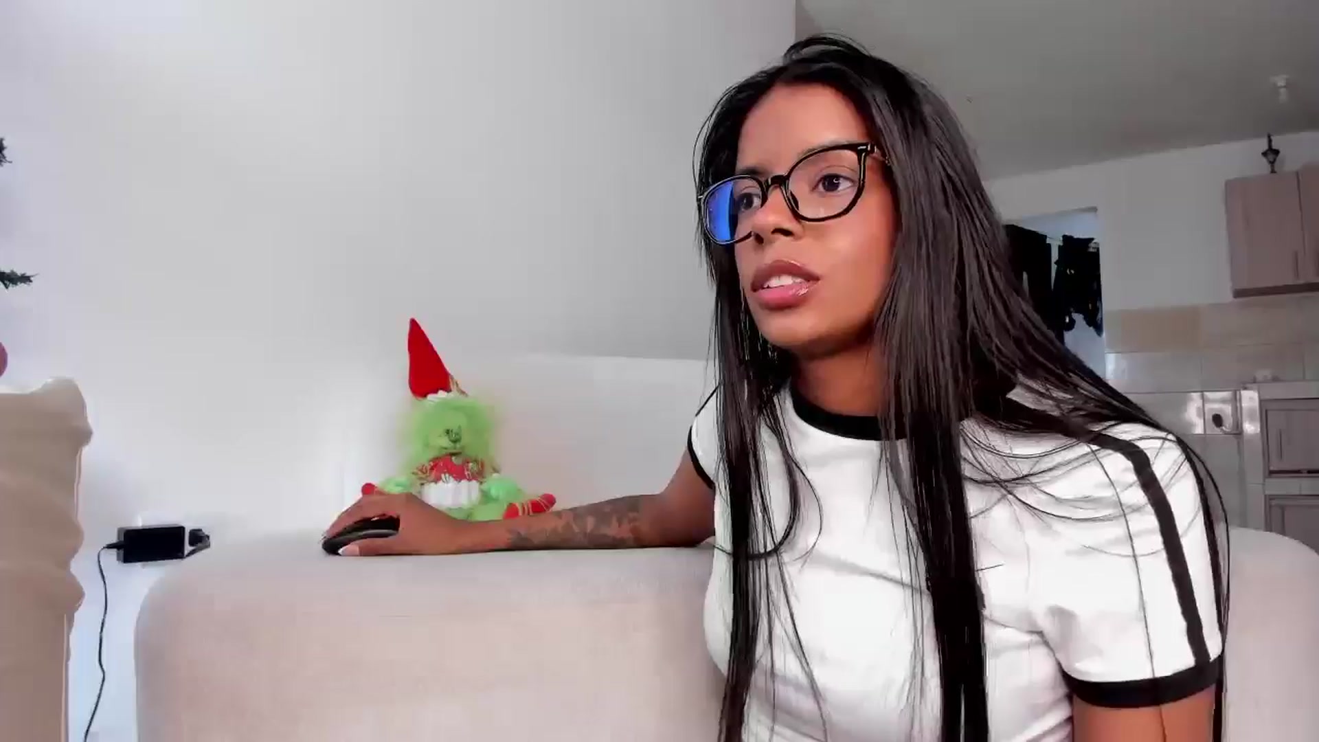 Gallery image thumbnail from Oshumm's myfreecams stream on, 12/23/2025, 16:33 image 9 of 20