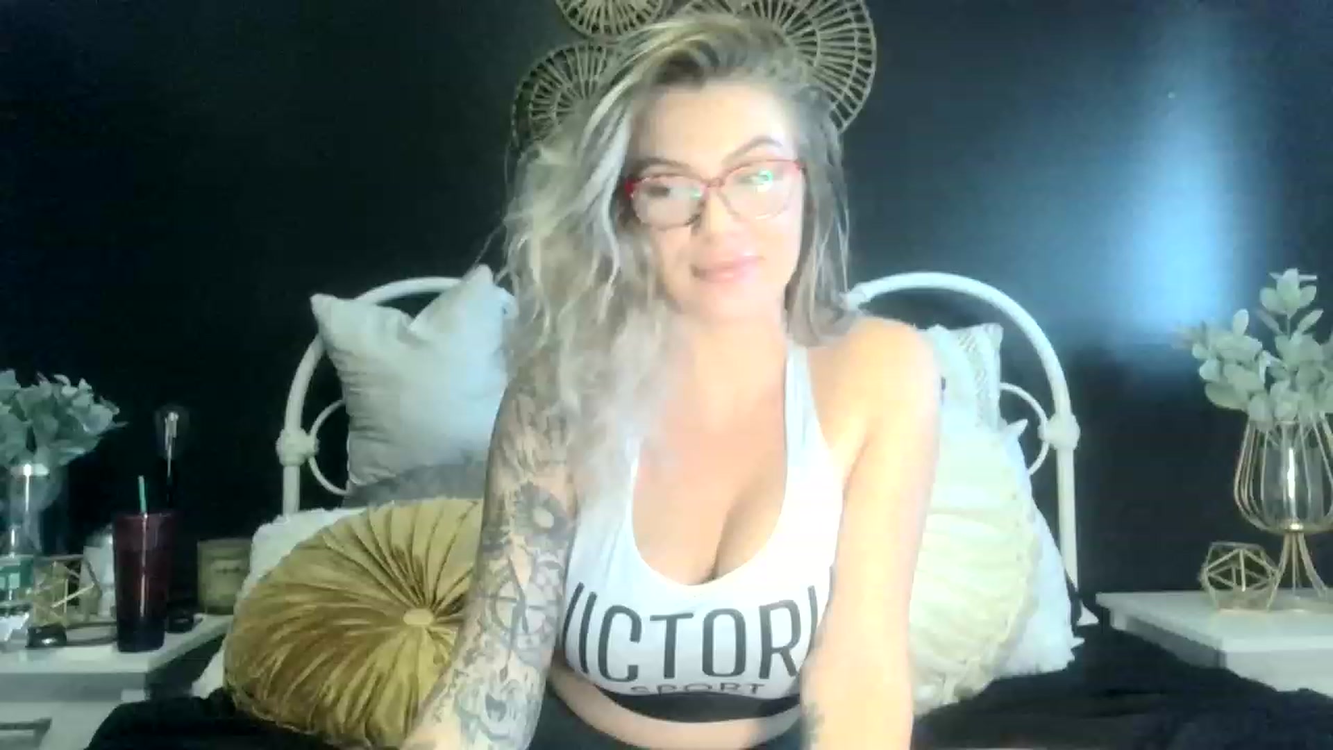 Gallery image thumbnail from Outlawsue_528's myfreecams stream on, 12/01/2022, 19:39 image 17 of 20
