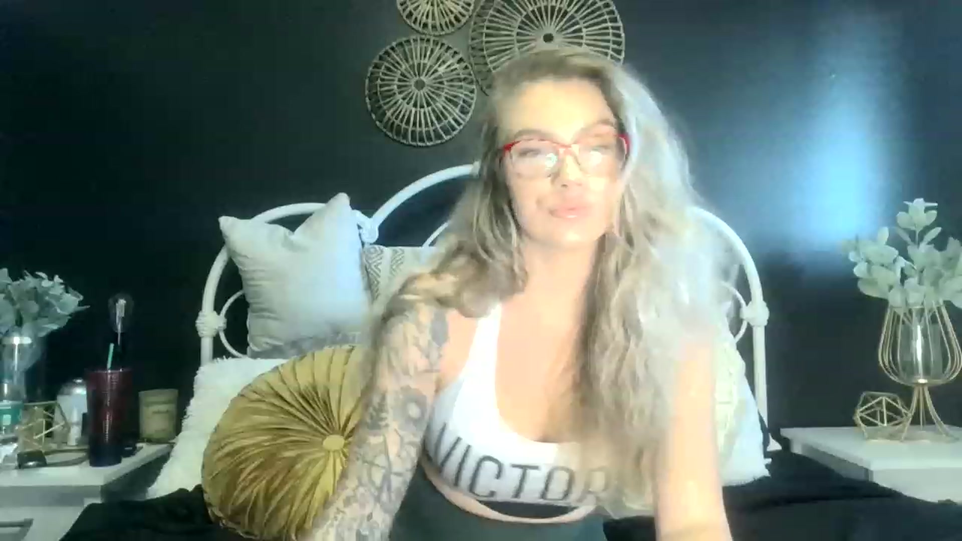 Gallery image thumbnail from Outlawsue_528's myfreecams stream on, 12/01/2022, 19:39 image 9 of 20