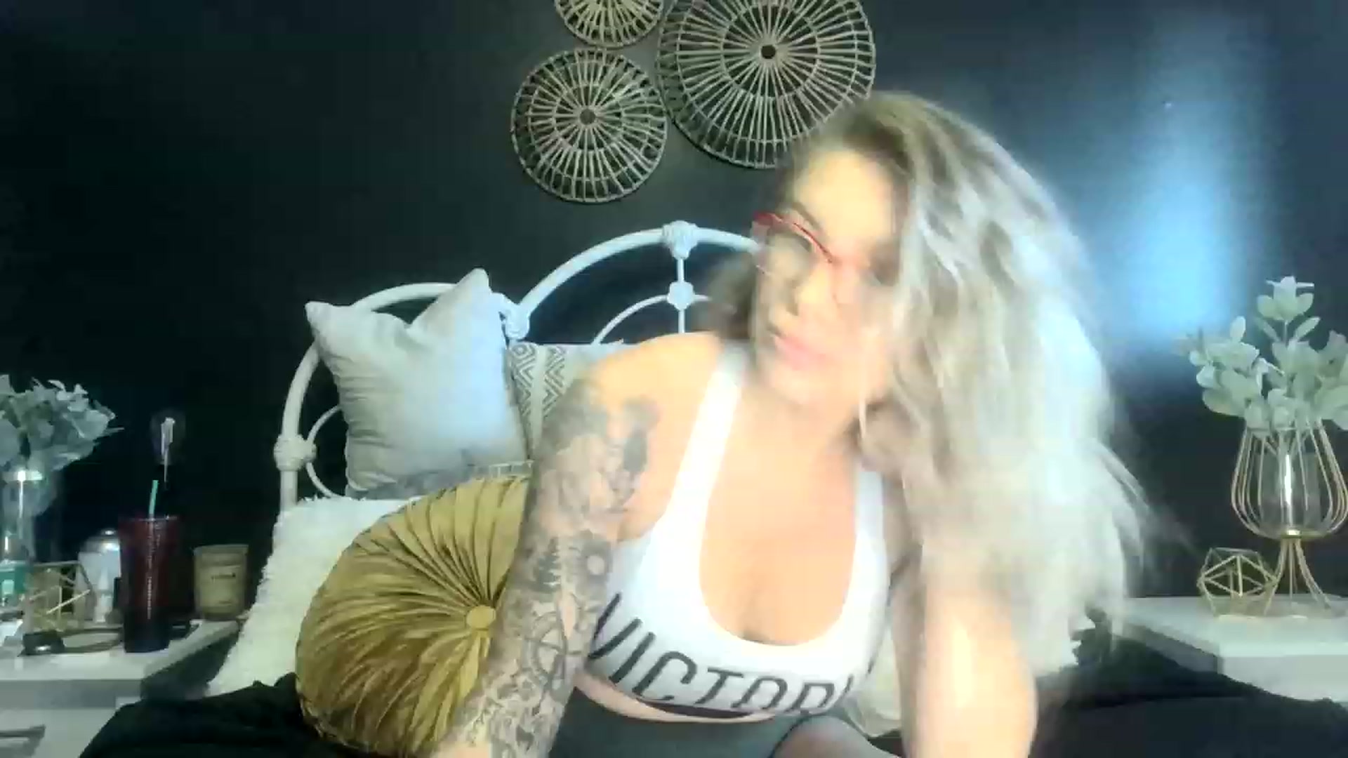 Gallery image thumbnail from Outlawsue_528's myfreecams stream on, 12/01/2022, 19:39 image 6 of 20