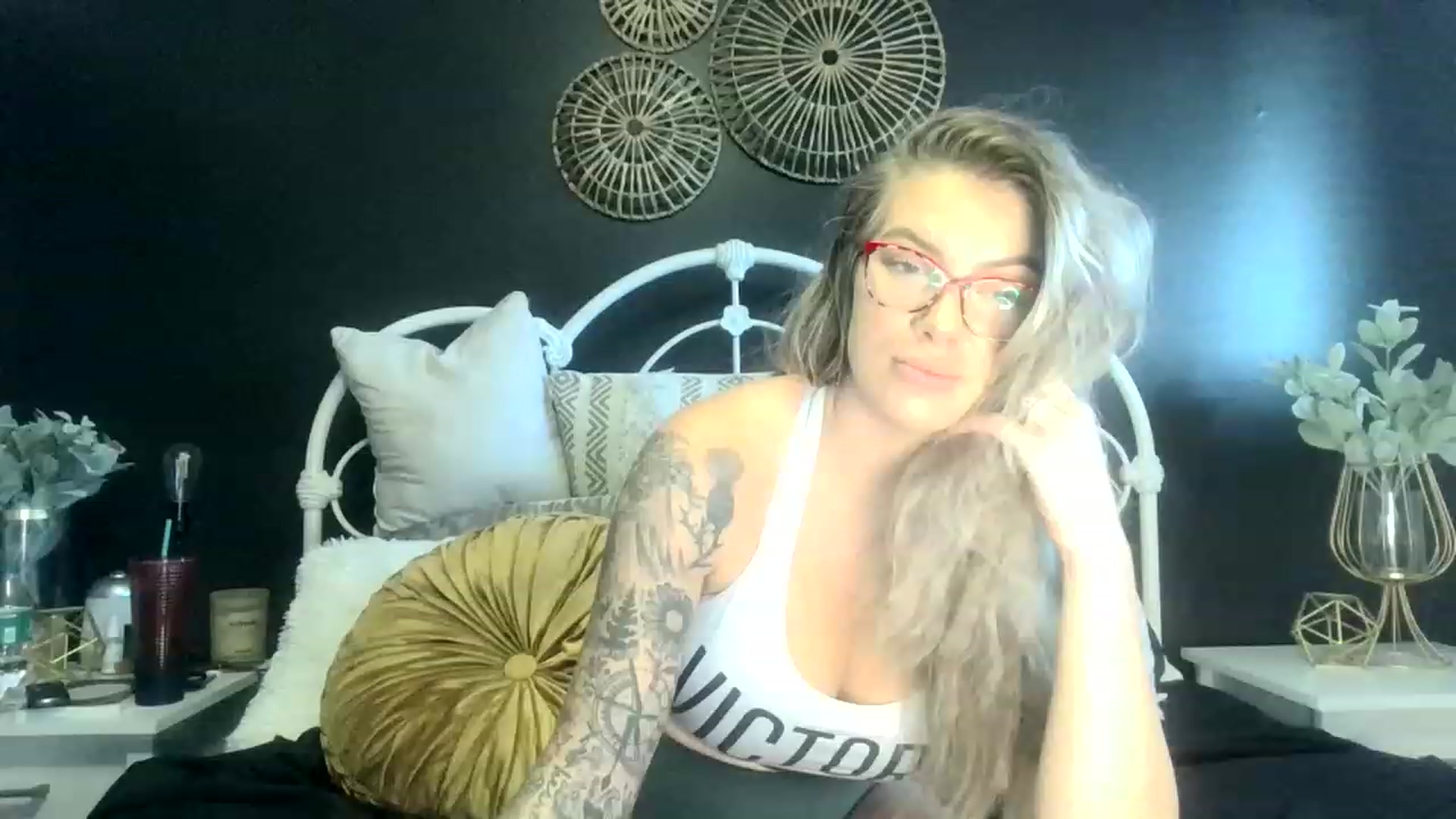 Gallery image thumbnail from Outlawsue_528's myfreecams stream on, 12/01/2022, 19:39 image 7 of 20
