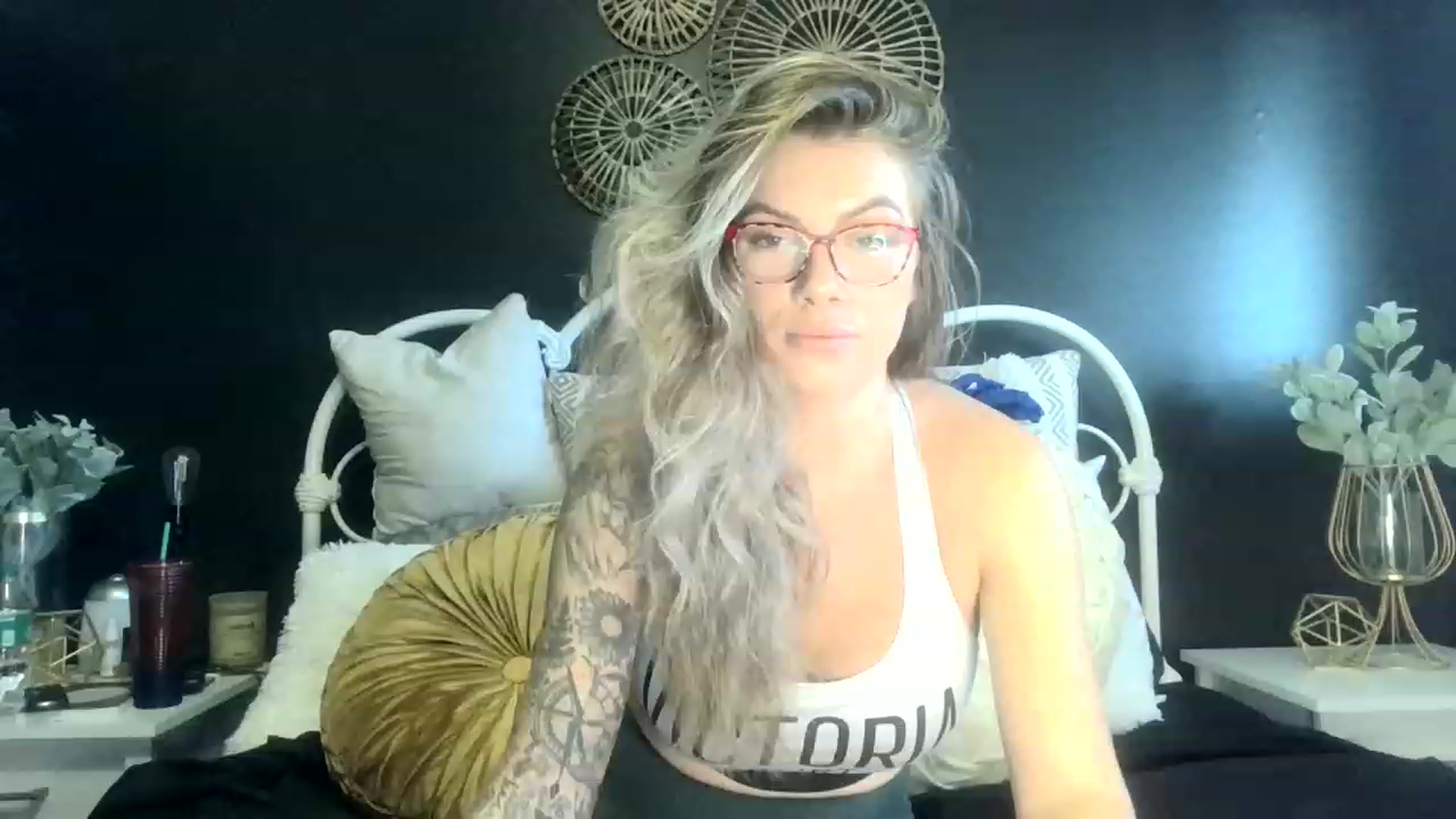 Gallery image thumbnail from Outlawsue_528's myfreecams stream on, 12/01/2022, 19:39 image 4 of 20