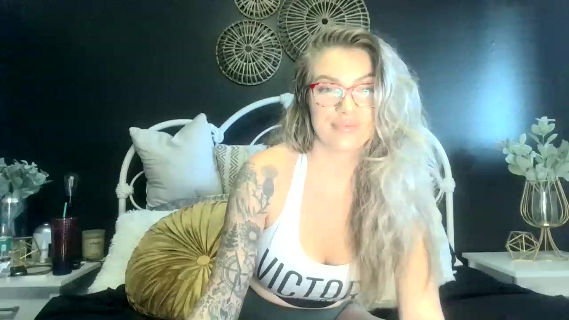 Gallery image thumbnail from Outlawsue_528's myfreecams stream on, 12/01/2022, 19:39 image 8 of 20