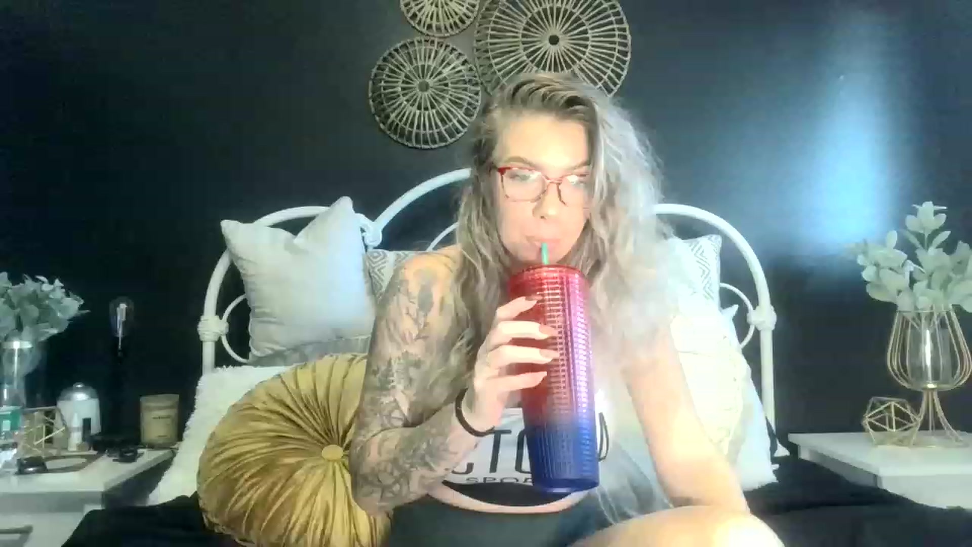 Gallery image thumbnail from Outlawsue_528's myfreecams stream on, 12/01/2022, 19:39 image 12 of 20