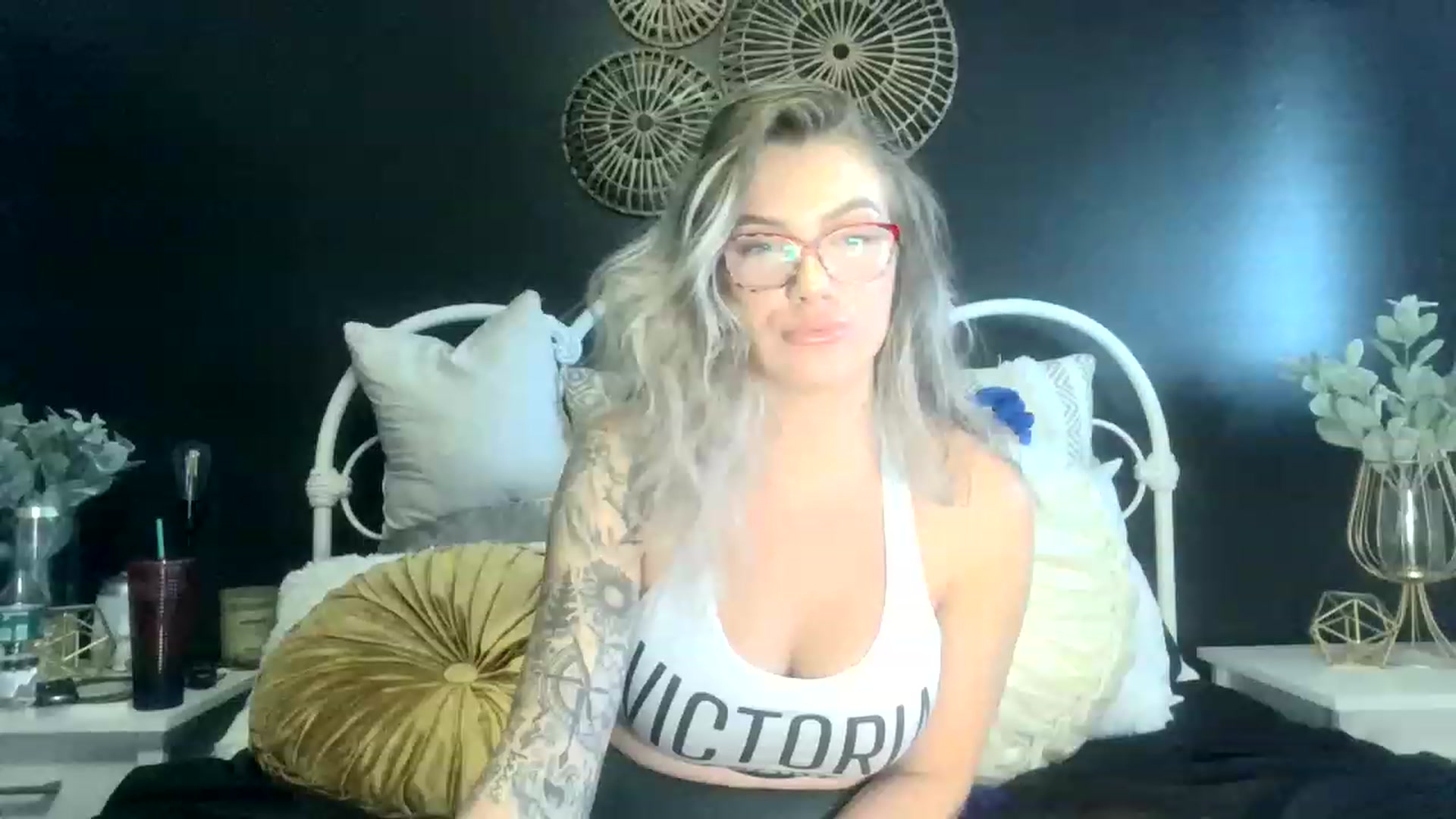 Gallery image thumbnail from Outlawsue_528's myfreecams stream on, 12/01/2022, 19:39 image 18 of 20