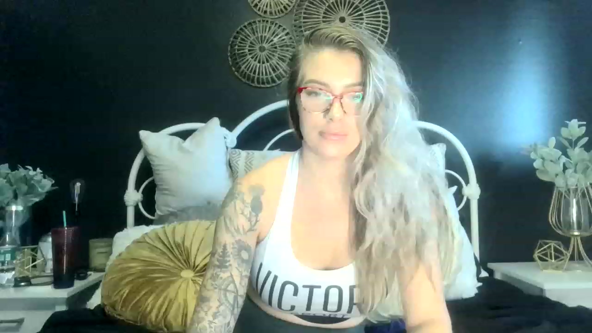 Gallery image thumbnail from Outlawsue_528's myfreecams stream on, 12/01/2022, 19:39 image 16 of 20