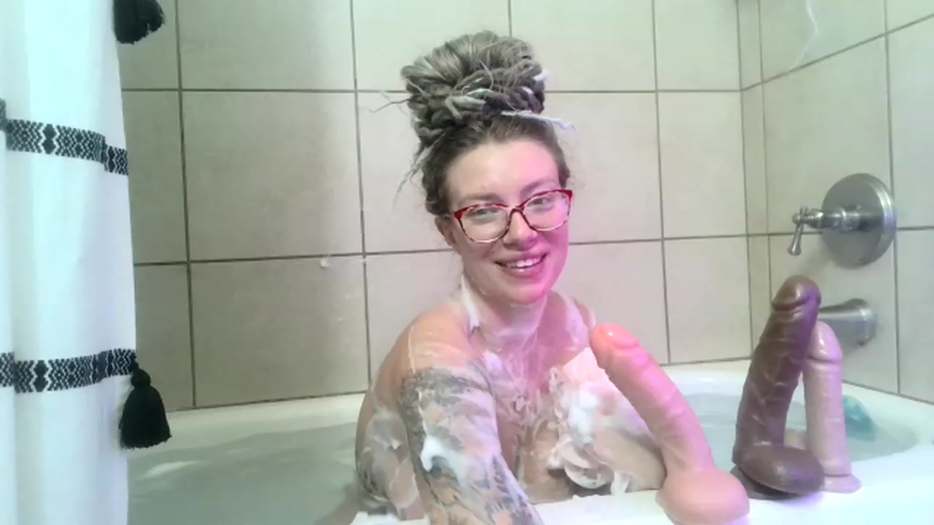 Gallery image thumbnail from Outlawsue_528's myfreecams stream on, 12/06/2022, 19:40 image 16 of 20