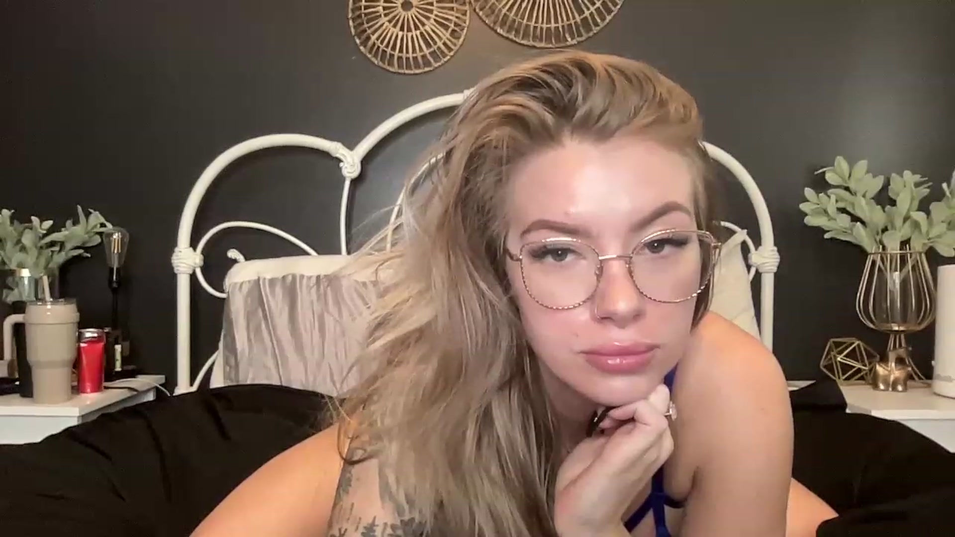 Gallery image thumbnail from Outlawsue_528's myfreecams stream on, 03/13/2023, 18:50 image 12 of 20