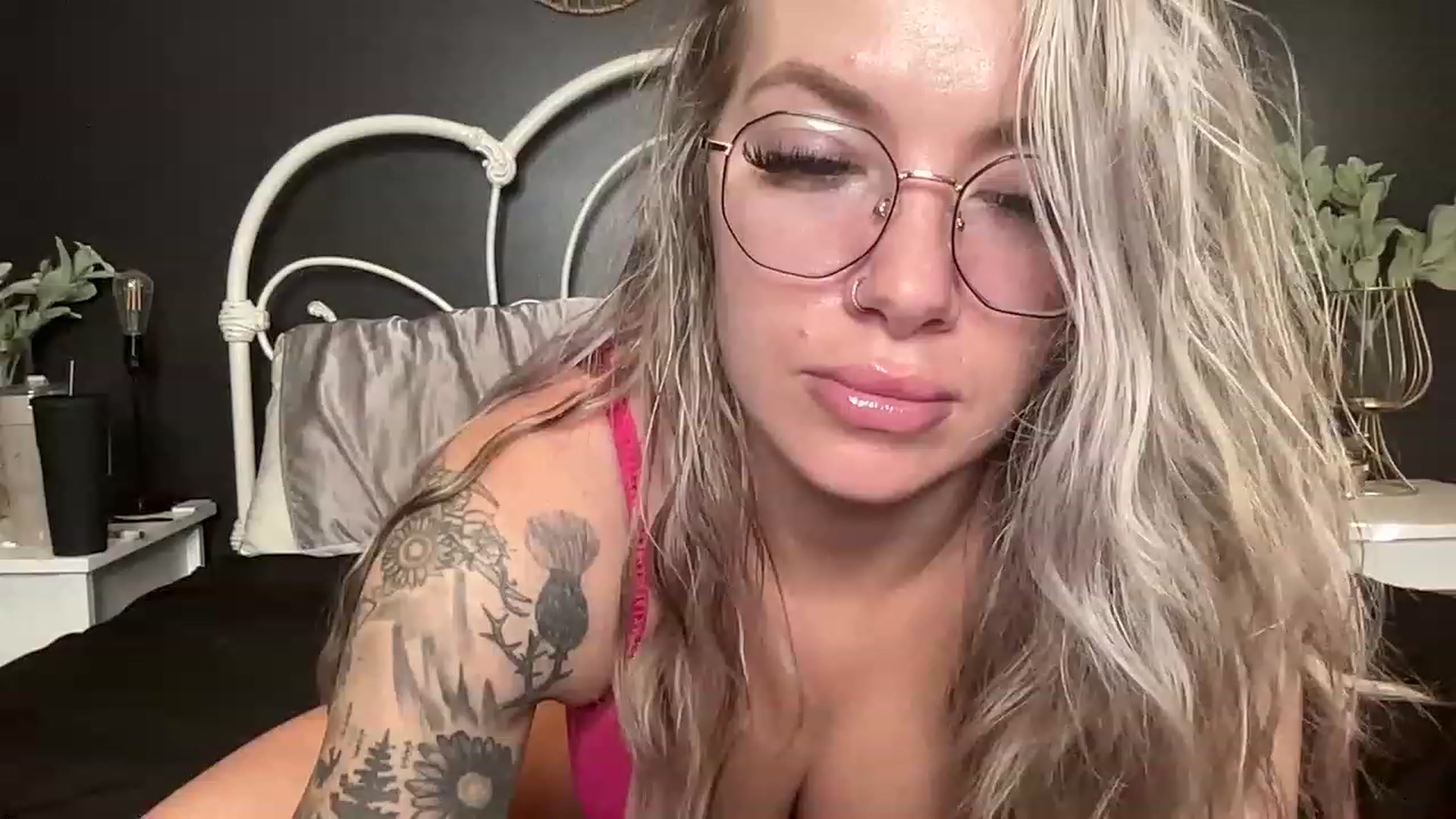 Gallery image thumbnail from Outlawsue_528's myfreecams stream on, 05/05/2023, 16:39 image 15 of 20
