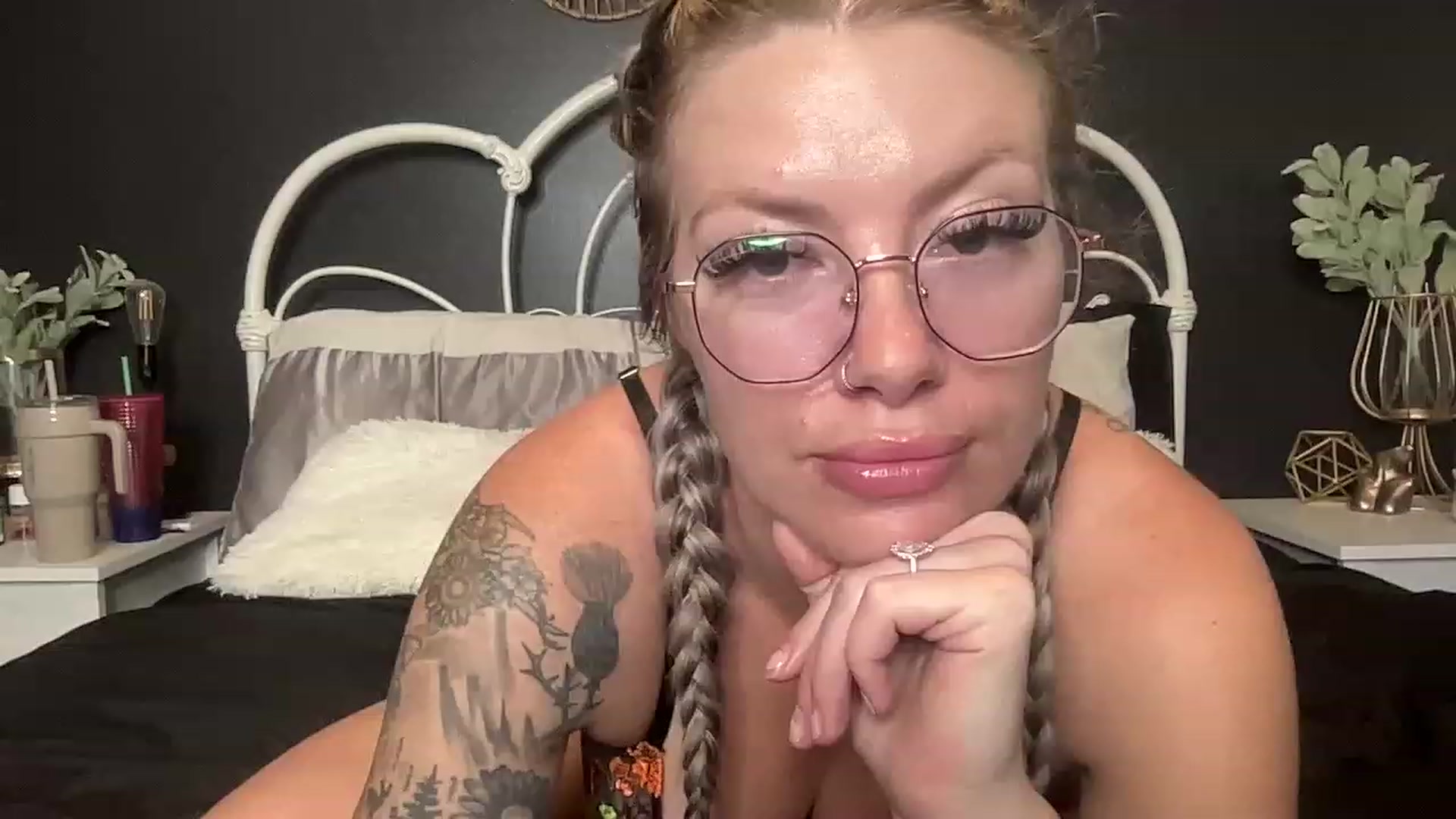 Gallery image thumbnail from Outlawsue_528's myfreecams stream on, 05/25/2023, 17:14 image 13 of 20