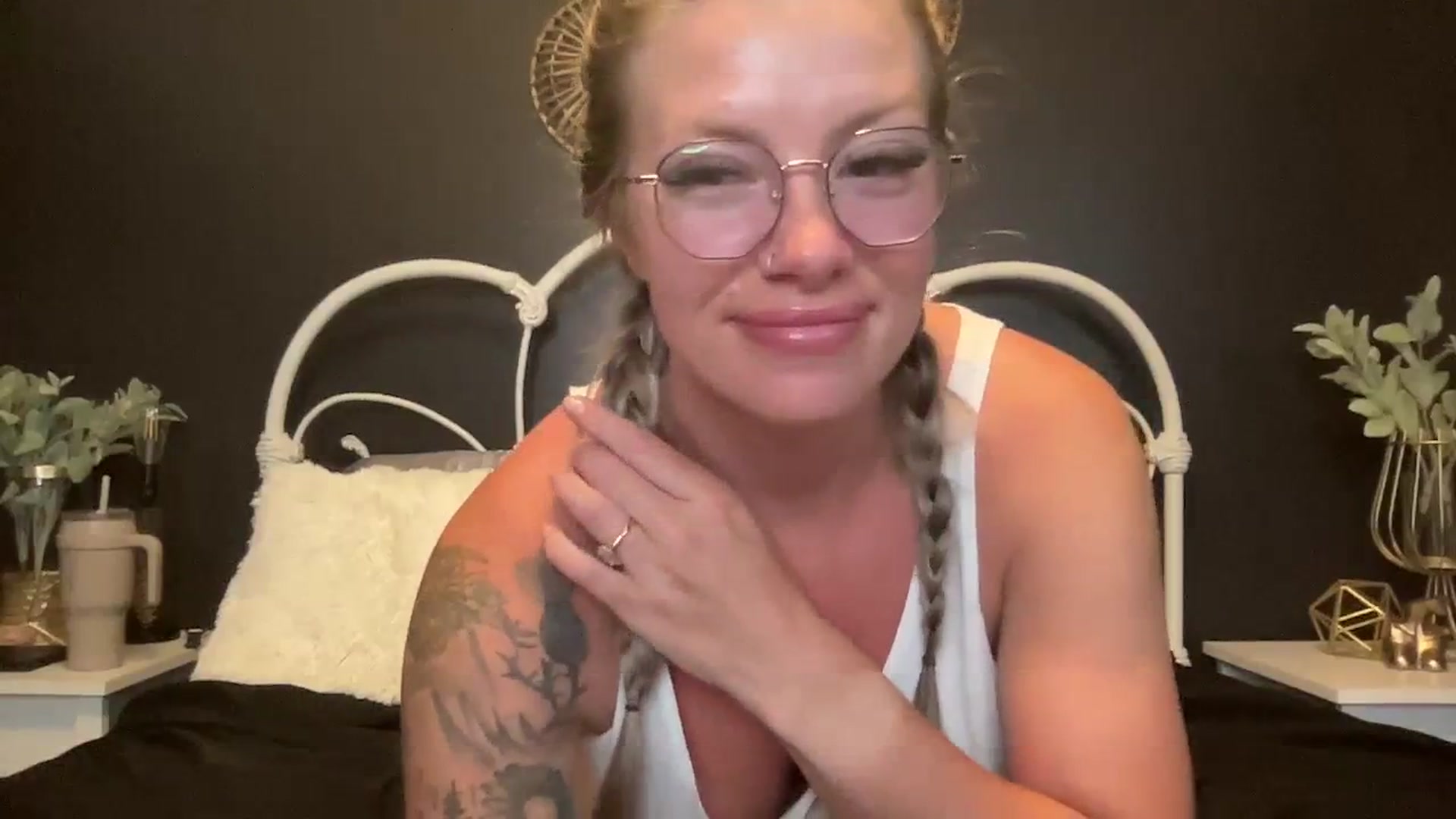 Gallery image thumbnail from Outlawsue_528's myfreecams stream on, 06/06/2023, 06:14 image 2 of 20
