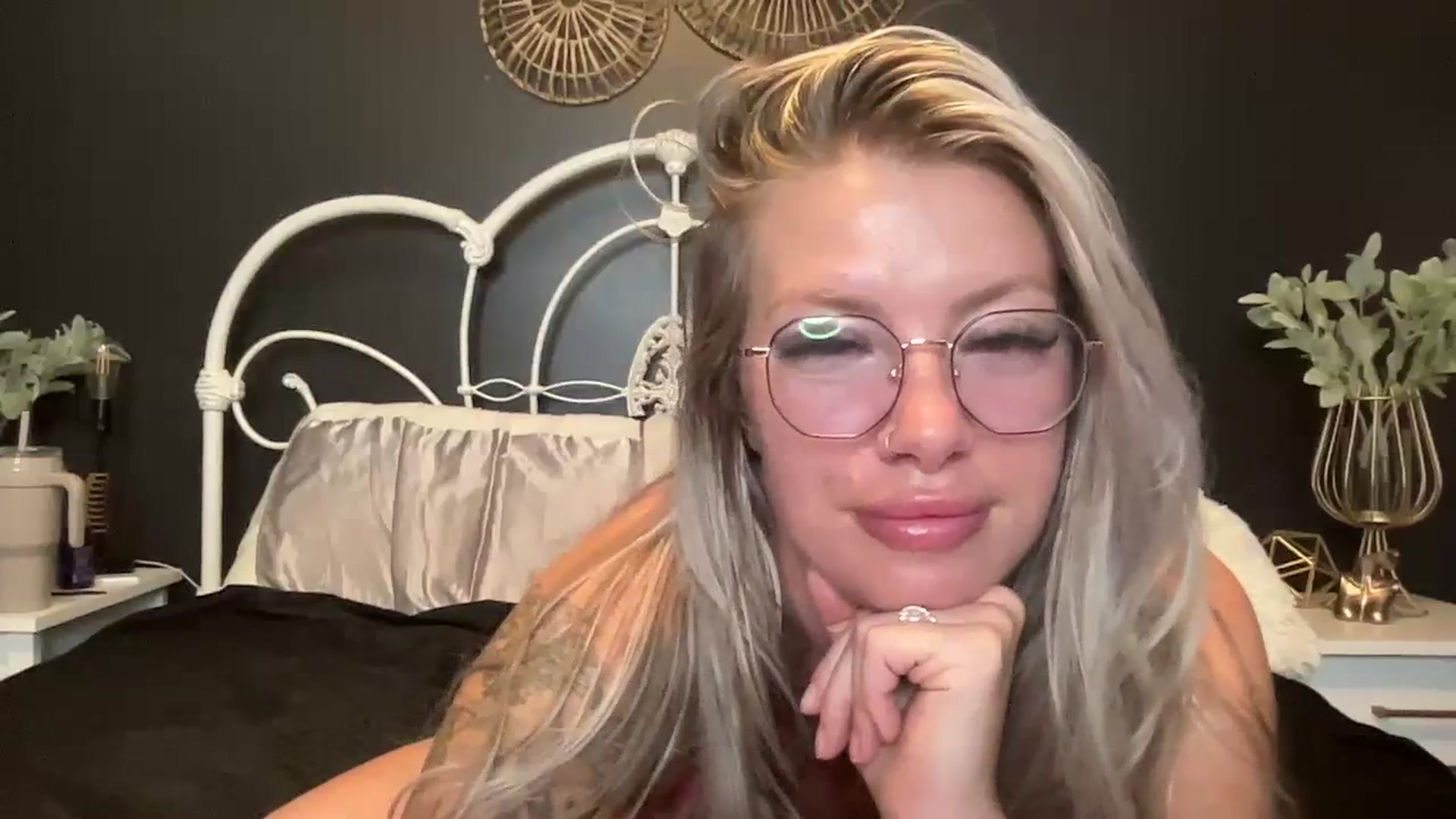 Gallery image thumbnail from Outlawsue_528's myfreecams stream on, 06/15/2023, 06:45 image 19 of 20