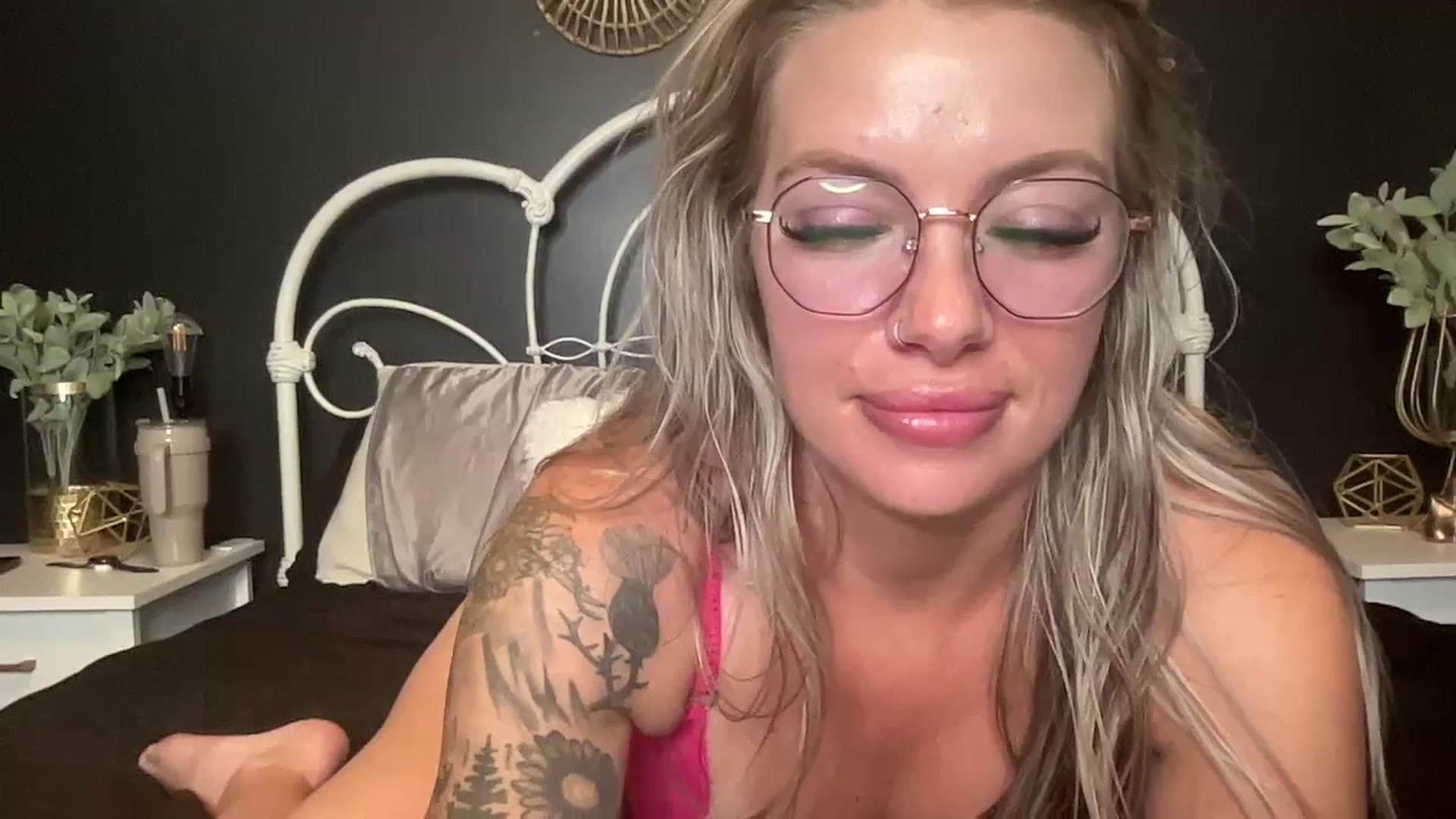 Gallery image thumbnail from Outlawsue_528's myfreecams stream on, 06/22/2023, 22:21 image 9 of 20